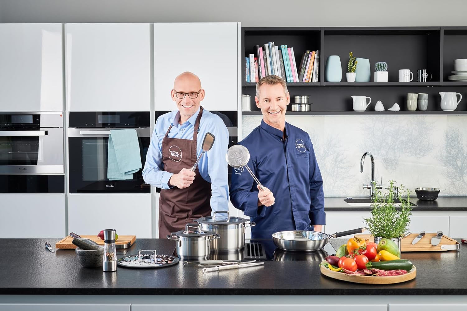 Rösle Elegance Pannenset, 10-delig, Roestvrij staal Over dit item Rösle Elegance, de pannenset van roestvrij staal, bestaat uit: Braadpan (20 cm) en kookpan (16/20/24 cm) inclusief glazen deksel, stoominzet (20 cm), sauspan met steel (16 cm), melkpan (14