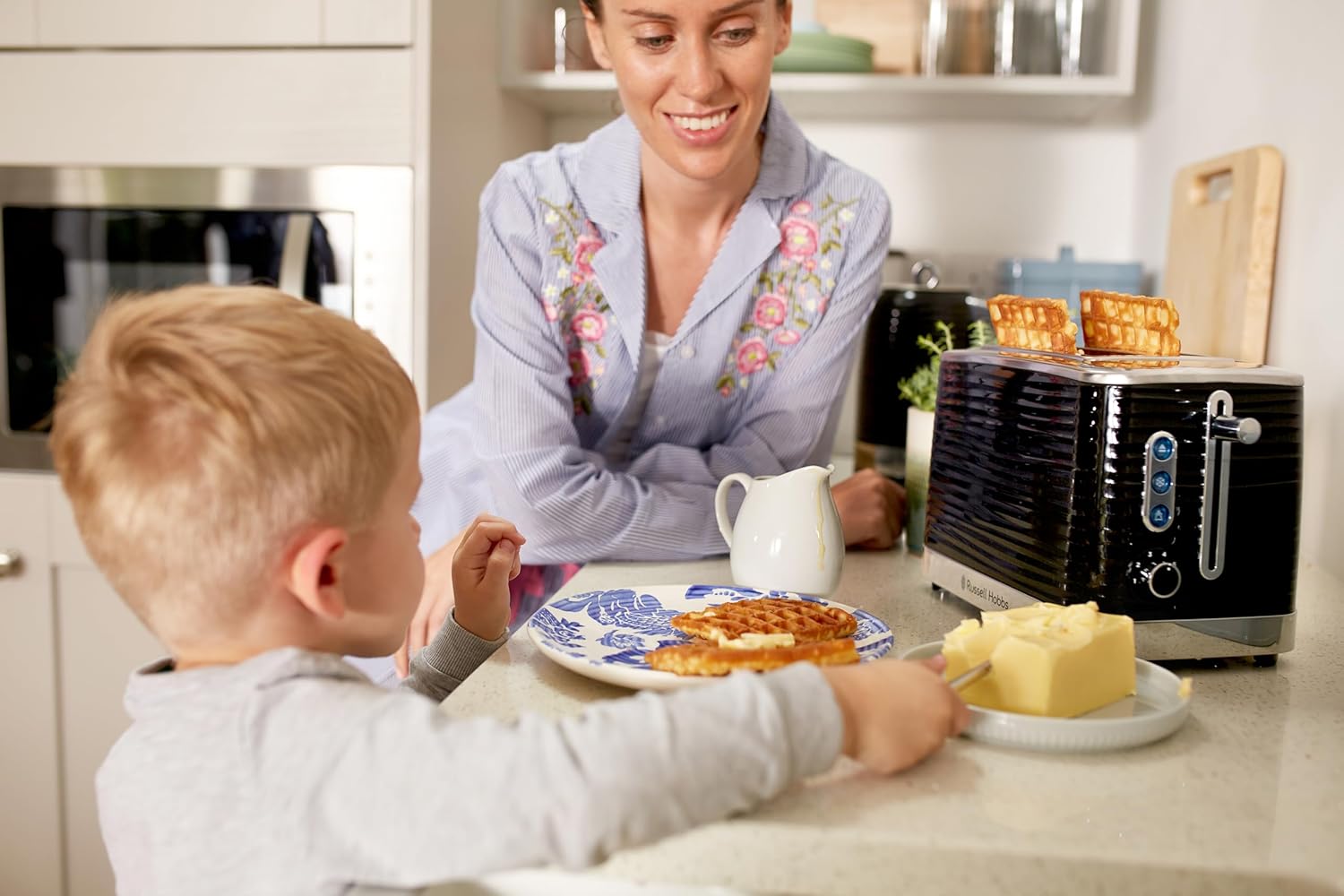 Russell Hobbs Inspire broodrooster, 2 korte en brede sleuven Over dit item Broodrooster voor 2 sneetjes: beschikt over 2 korte sleuven voor 2 sneetjes, brede sleuven voor het roosteren van verschillende soorten brood. Gestructureerd kunststof ontwerp: Bes