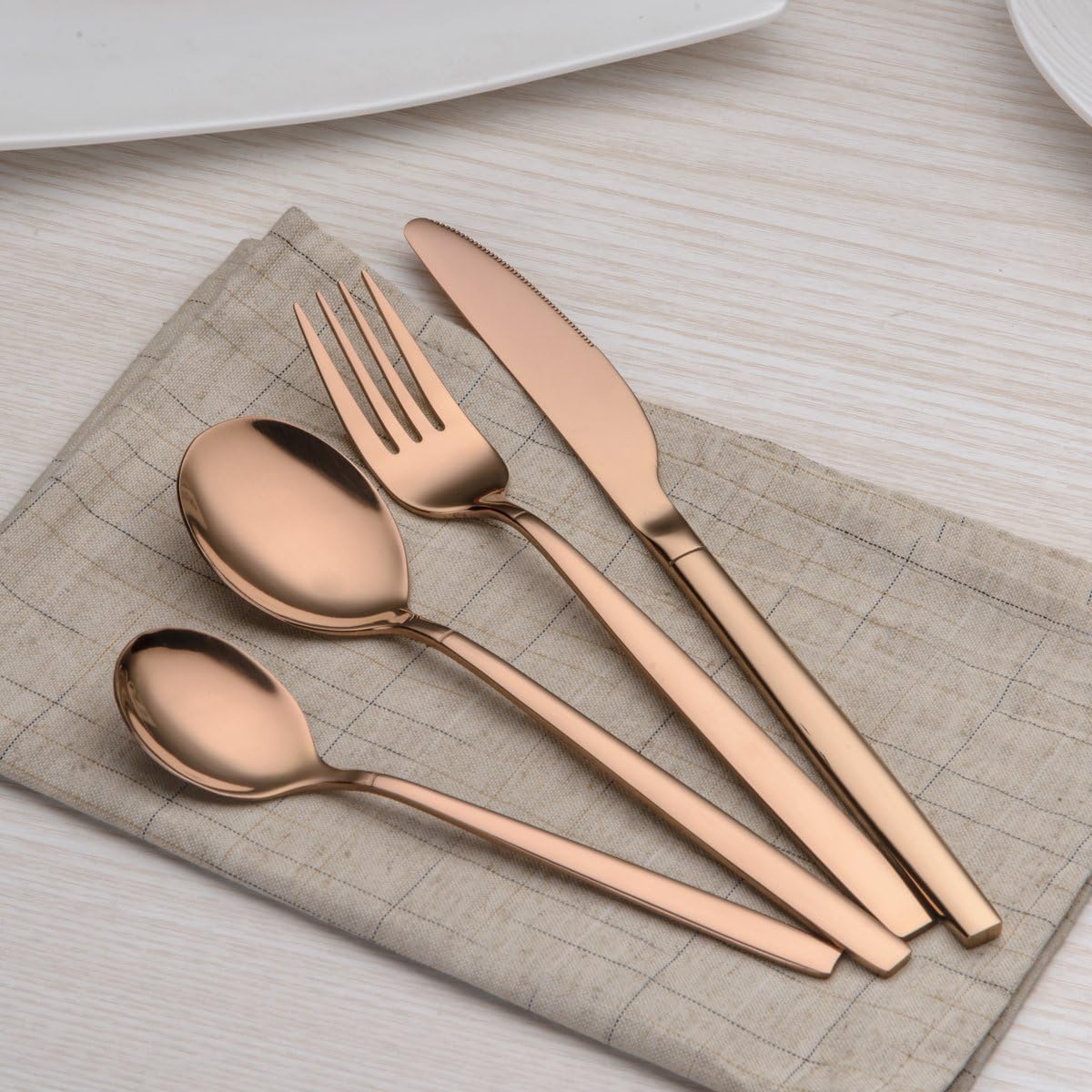 Berglander 30-delige vergulde bestekset glanzend goud Over dit item 30 stuks bevatten: 6 van elk, dinerlepel, dinervork, dinermes, theelepel, theevork Duurzaam, buigt niet; Sterk antiroest, ontwikkeld voor een goede grip voor volwassenen en kinderen. Goed