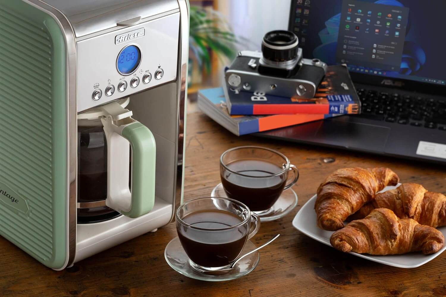 Ariete Retro Americano-koffiezetapparaat tot 12 kopjes 4 TOT 12 kopjes: Dit Americano-koffiezetapparaat met anti-druppelfunctie extraheert heerlijke, aromatisch geurende en smakelijke koffie Klaar wanneer je opstaat: dankzij de programmeerfunctie tot 24 u