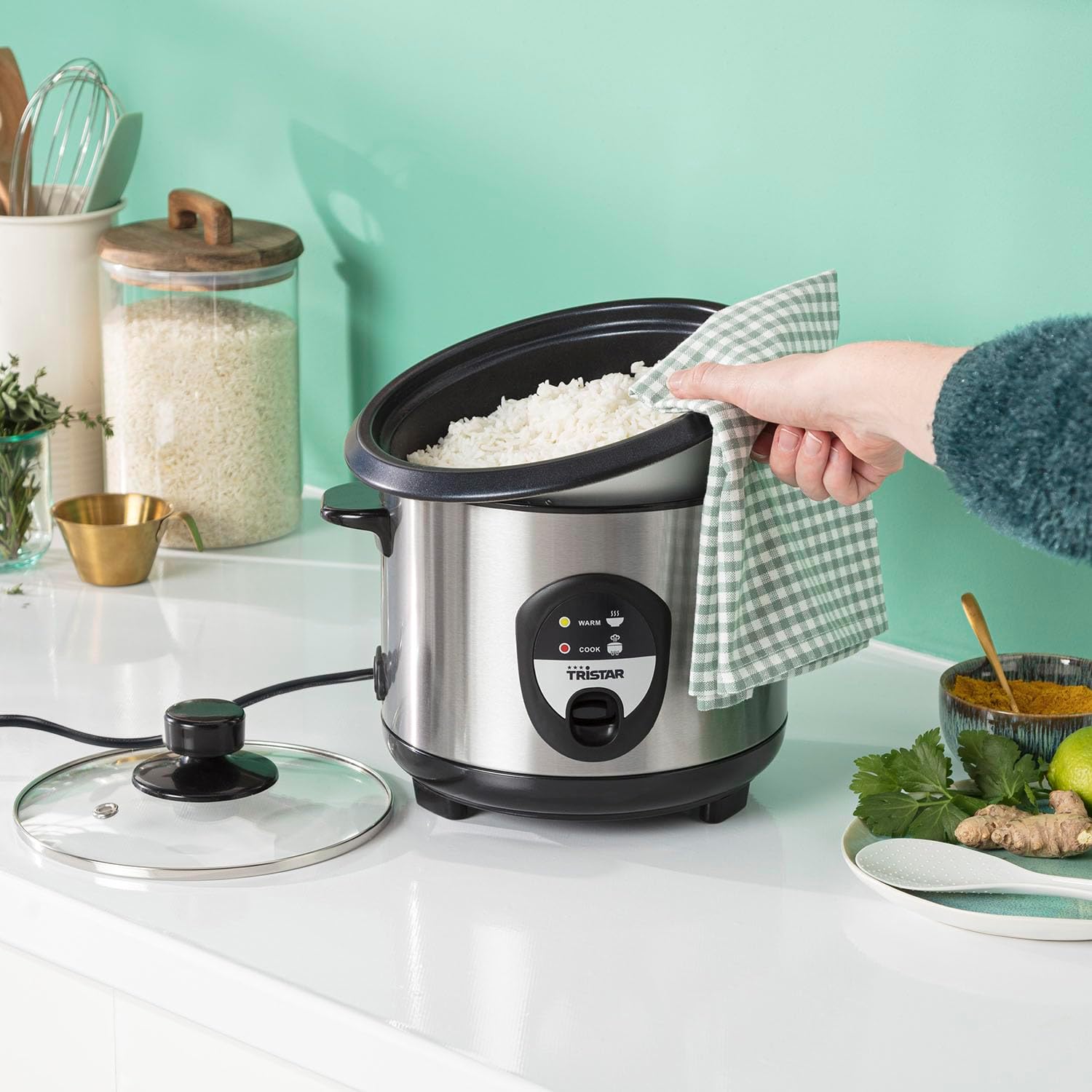 Tristar Rijstkoker – 2.2 liter – warmhoudfunctie - Silver Over dit item Mini rijstkoker met een inhoud van 0,6 liter voor 3 porties rijst. Lengte netsnoer (m): 1,1 m. Diameter: 17 cm Veilig in gebruik dankzij droogkookbeveiliging Zachte en heerlijke rijst