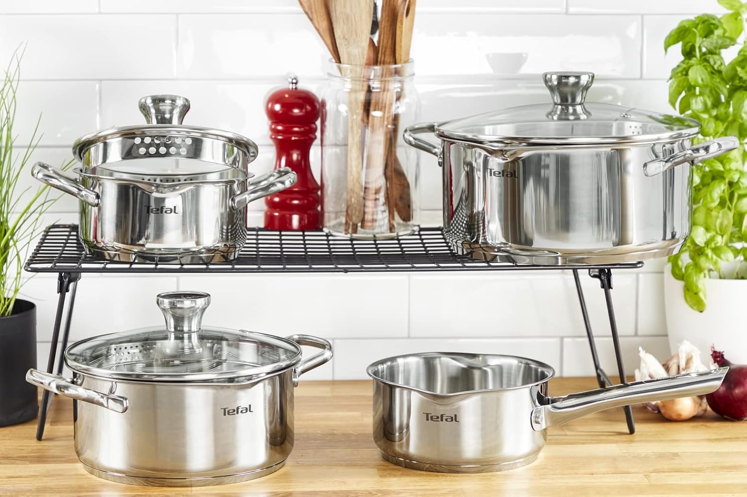 Tefal Duetto Steelpan met Glazen Deksel Roestvrij Staal Gemaakt van duurzaam en kwalitiatief 18/10 roestvrij staal en daarom komt de pan met 10 jaar garantie Stevig geklonken handgrepen voor extra comfort tijdens het koken Incl. maatverdeling aan de binne