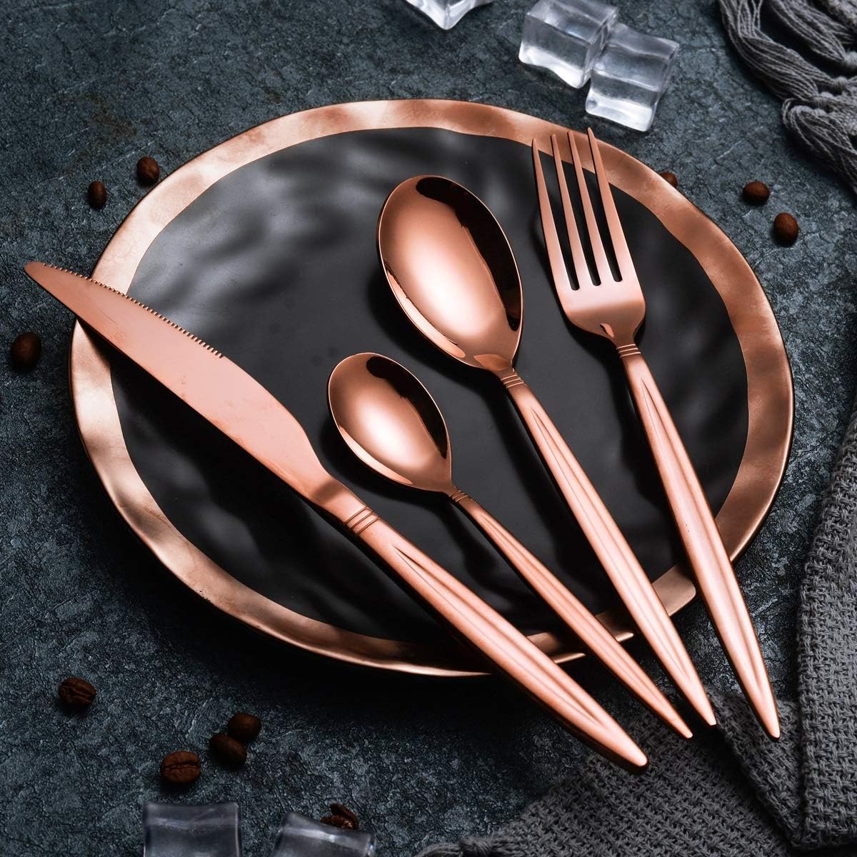 Berglander 30-delige vergulde bestekset glanzend goud Over dit item 30 stuks bevatten: 6 van elk, dinerlepel, dinervork, dinermes, theelepel, theevork Duurzaam, buigt niet; Sterk antiroest, ontwikkeld voor een goede grip voor volwassenen en kinderen. Goed
