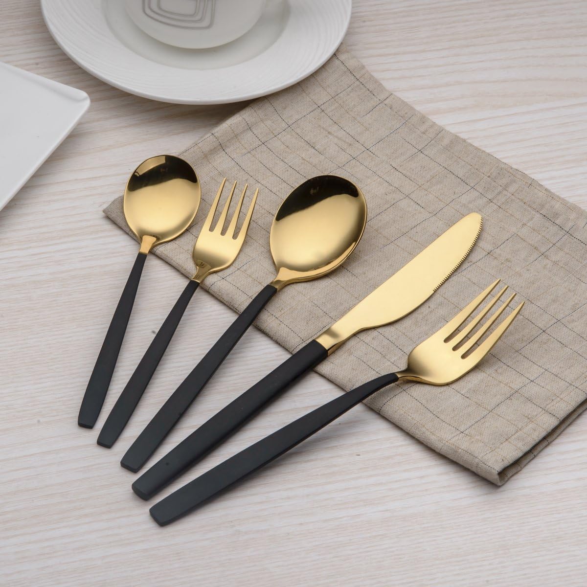 Berglander 30-delige vergulde bestekset glanzend goud Over dit item 30 stuks bevatten: 6 van elk, dinerlepel, dinervork, dinermes, theelepel, theevork Duurzaam, buigt niet; Sterk antiroest, ontwikkeld voor een goede grip voor volwassenen en kinderen. Goed