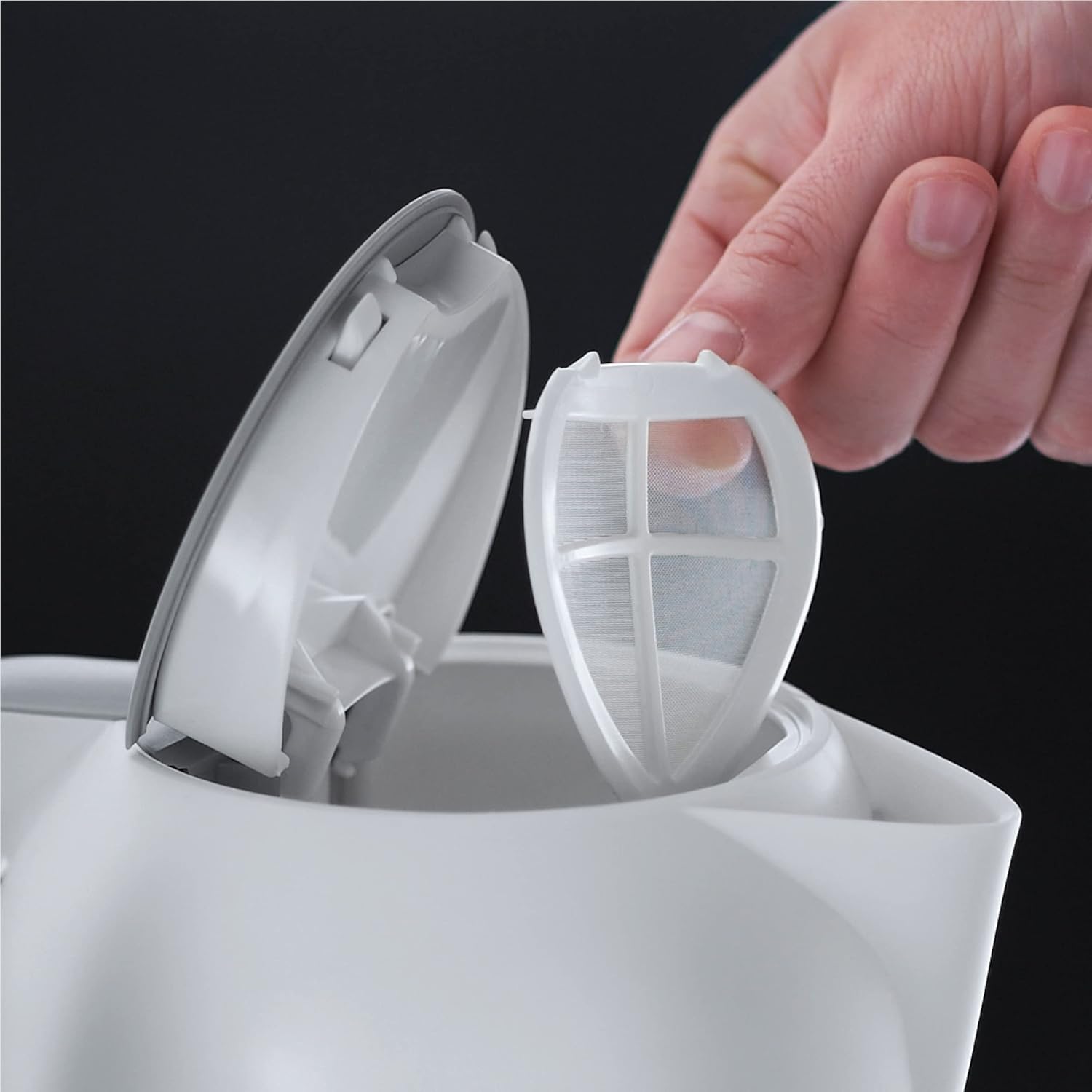 Russell Hobbs Waterkoker Met Temperatuurinstelling 25°-100°C Dankzij de warmhoudfunctie wordt het reeds gekookte water op de geselecteerde temperatuur warm gehouden. De waterkoker heeft een waterniveau-indicator. Electric Kettles €47.99 glas,waterkoker,zw