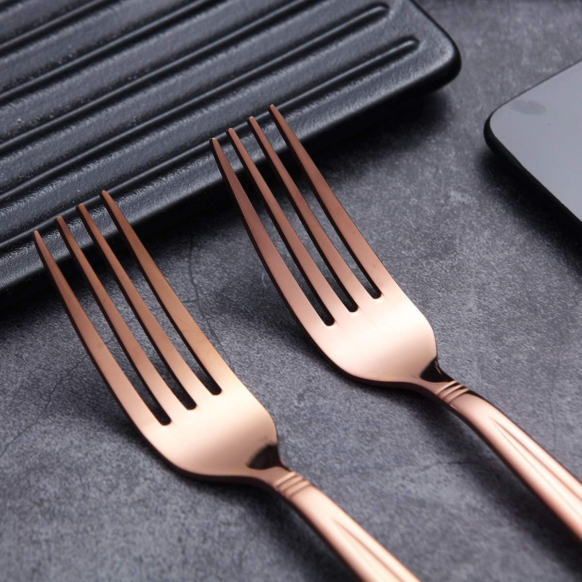 Berglander 30-delige vergulde bestekset glanzend goud Over dit item 30 stuks bevatten: 6 van elk, dinerlepel, dinervork, dinermes, theelepel, theevork Duurzaam, buigt niet; Sterk antiroest, ontwikkeld voor een goede grip voor volwassenen en kinderen. Goed