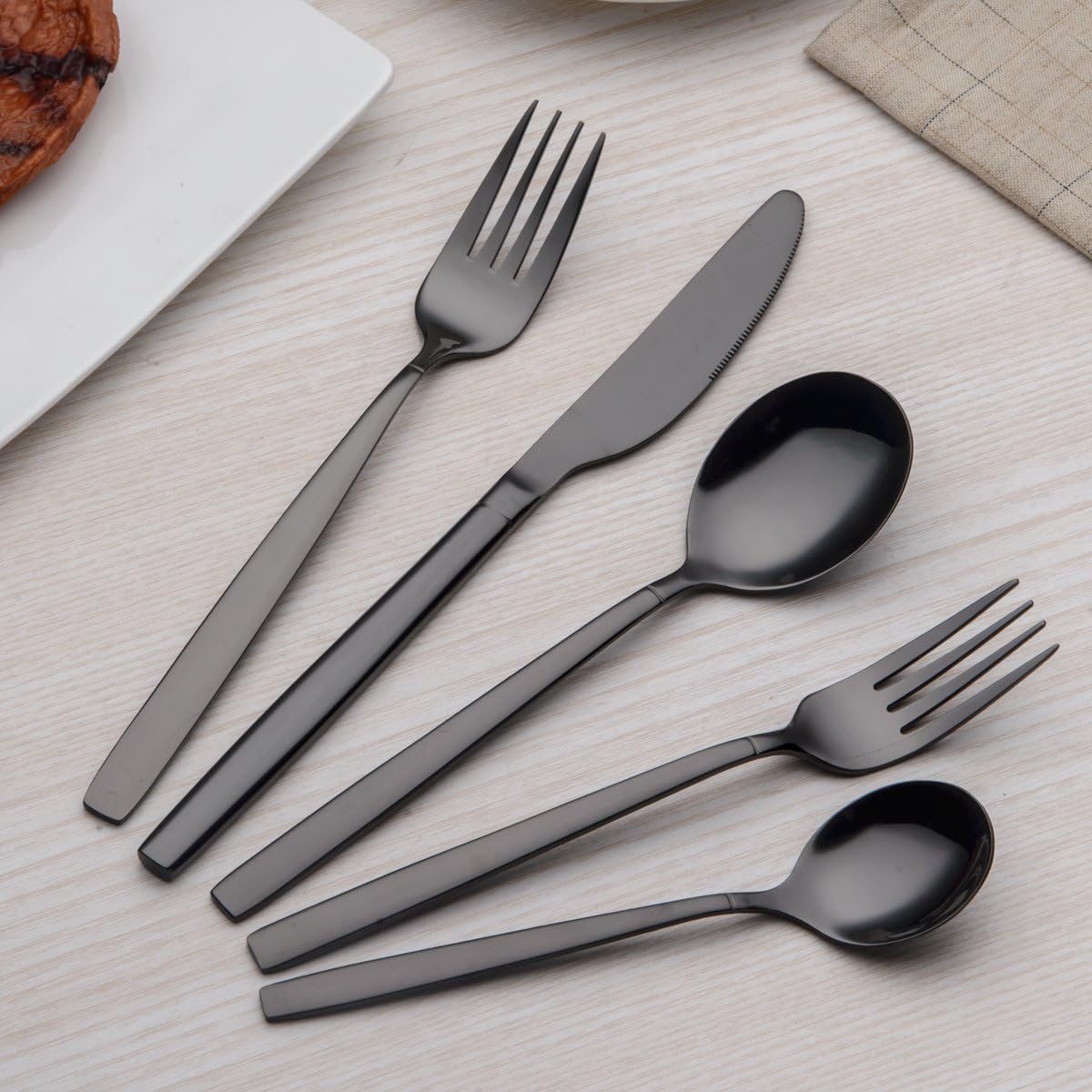 Berglander 30-delige vergulde bestekset glanzend goud Over dit item 30 stuks bevatten: 6 van elk, dinerlepel, dinervork, dinermes, theelepel, theevork Duurzaam, buigt niet; Sterk antiroest, ontwikkeld voor een goede grip voor volwassenen en kinderen. Goed