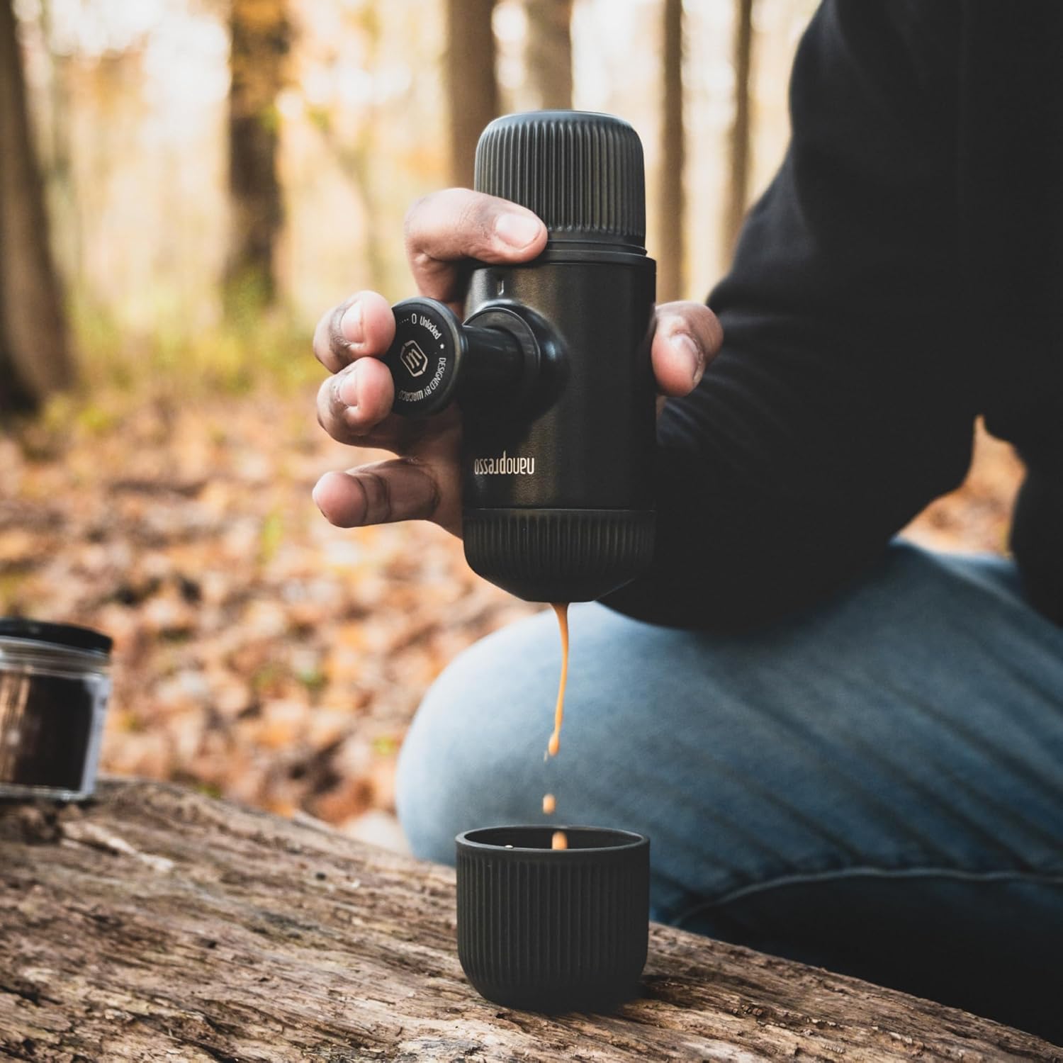 WACACO Nanopresso Draagbaar Espressomachine Over dit item Het bereiken van de perfecte espresso-opname is verre van eenvoudig. De Nanopresso werkt het beste met fijngemalen koffie die hard wordt aangedrukt. Dankzij de innovatieve constructie en eenvoudige
