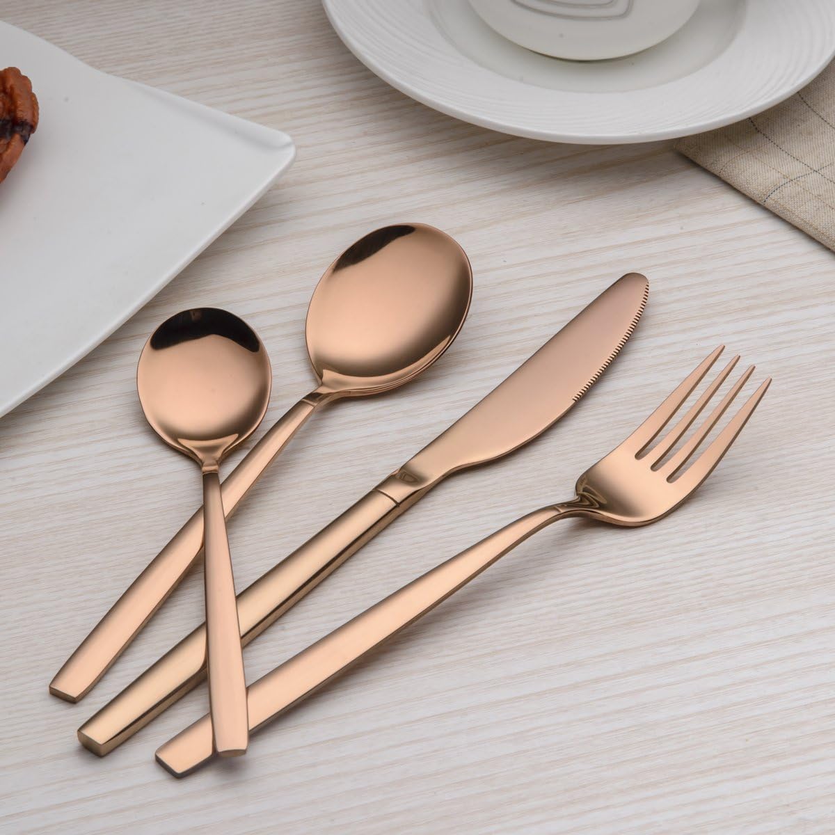 Berglander 30-delige vergulde bestekset glanzend goud Over dit item 30 stuks bevatten: 6 van elk, dinerlepel, dinervork, dinermes, theelepel, theevork Duurzaam, buigt niet; Sterk antiroest, ontwikkeld voor een goede grip voor volwassenen en kinderen. Goed