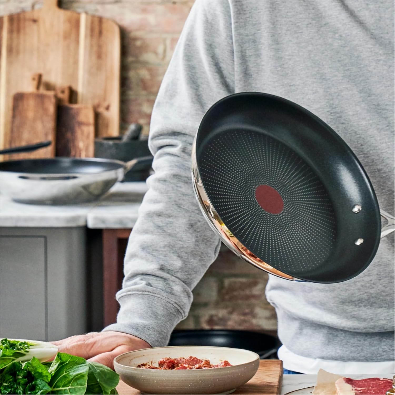 Jamie Oliver Cook's Direct 5-delige pannenset Duurzame coating versterkt met titanium deeltjes, waardoor deze krasbestendig en gemakkelijker schoon te maken is Hoogwaardige pannen die veilig zijn voor het hele gezin, zonder PFOA, lood of cadmium Geschikt