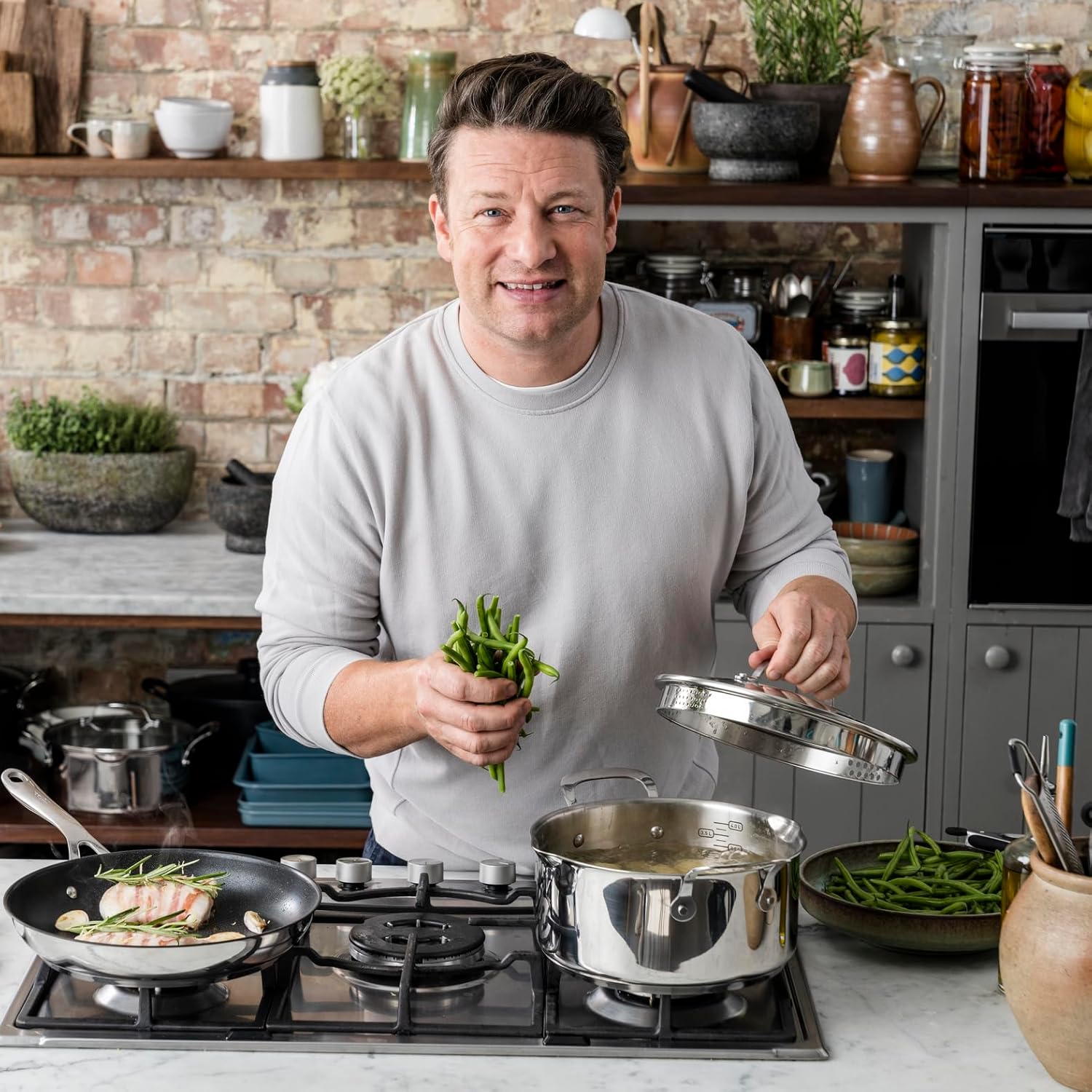 Jamie Oliver Cook's Direct 5-delige pannenset Duurzame coating versterkt met titanium deeltjes, waardoor deze krasbestendig en gemakkelijker schoon te maken is Hoogwaardige pannen die veilig zijn voor het hele gezin, zonder PFOA, lood of cadmium Geschikt