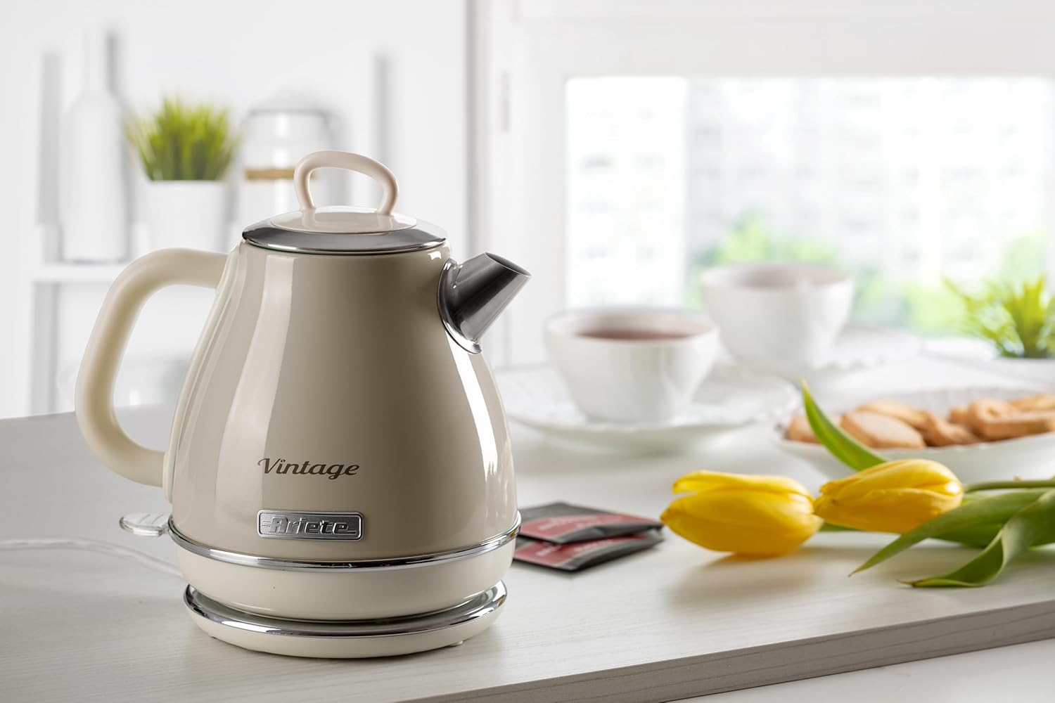 Ariete Vintage waterkoker retro draadlooz 1600 W Over dit item Krachtig: Met een inhoud van 1 liter en een vermogen van 1600 watt kan met deze vintage waterkoker je water in enkele minuten aan de kook worden gebracht om koffie en thee te bereiden. HOOGWAA