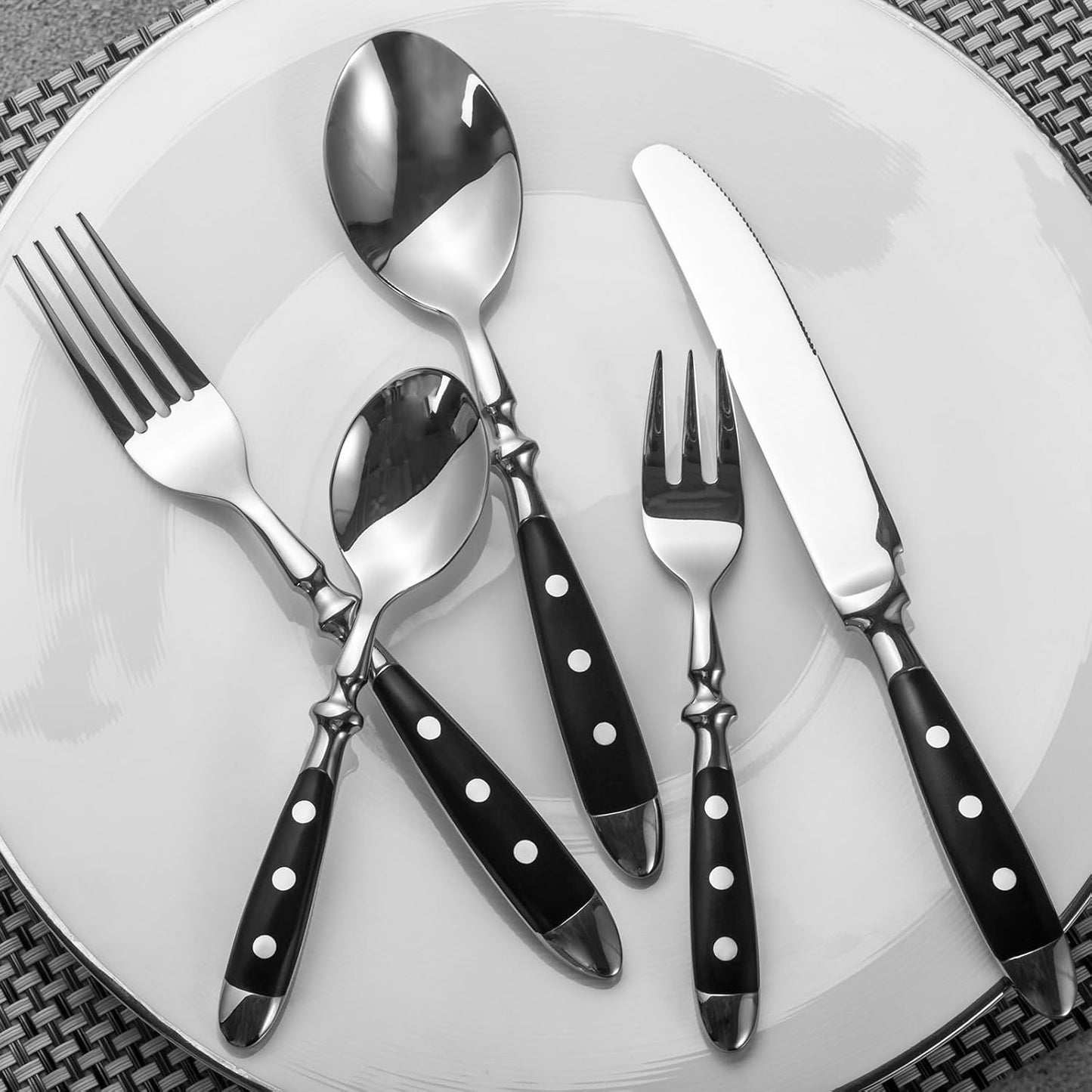 Alata bestekset uit de Berlijnse serie voor 6 personen Over dit item Hoogwaardig 18/0 roestvrij stalen dinerbestek (chroomstaal) met zwarte handgrepen voor 6 personen. Gesmeed bestek met drievoudig vastgeklonken kunststof handgrepen voor duurzaamheid en e
