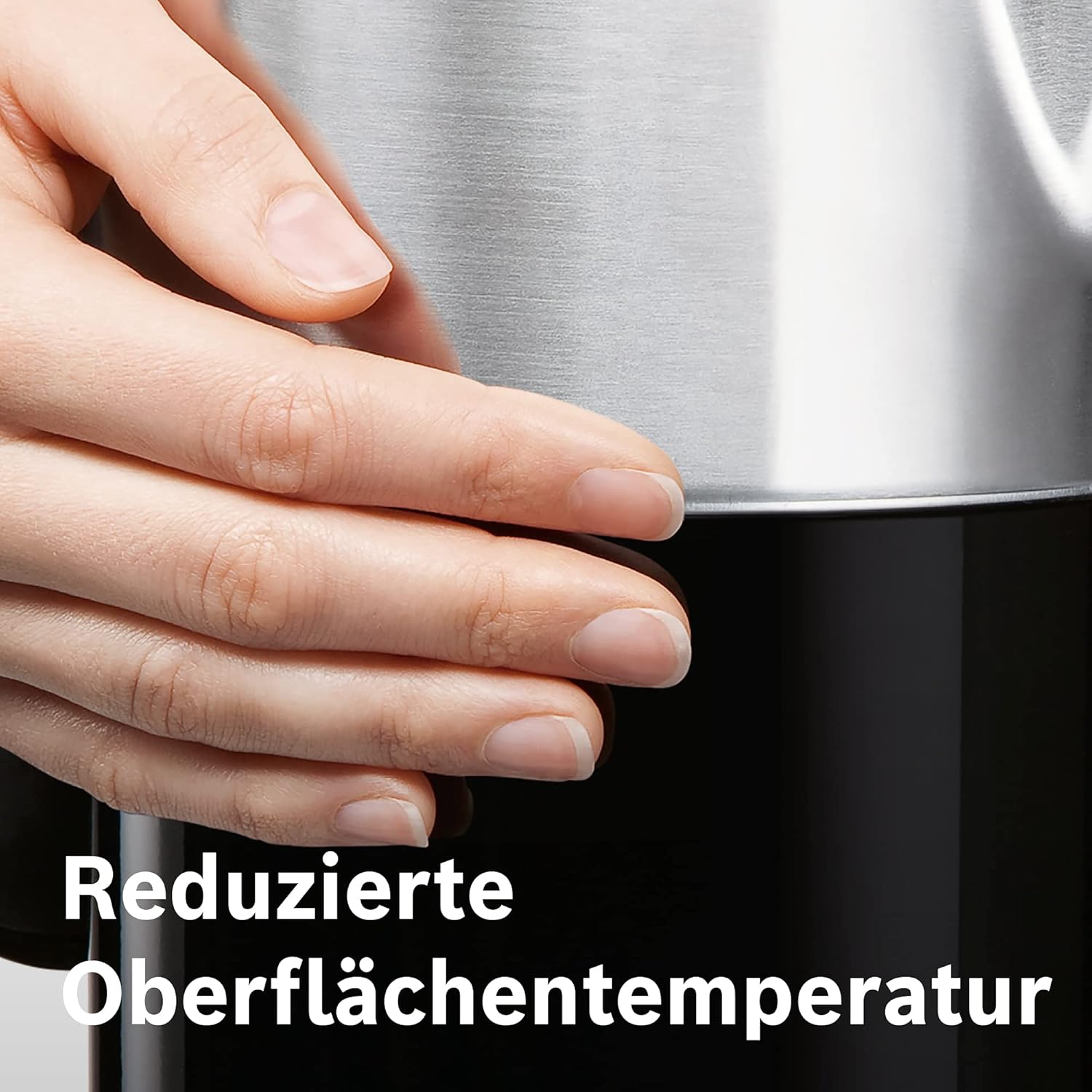 Waterkoker Temperatuurkeuze, Automatische Uitschakeling 1.5L De waterkoker heeft automatische uitschakeling en oververhittings- en droogkookbeveiliging. Met één hand te bedienen en dekselopening met één druk op de knop. Electric Kettles €88.37 waterkoker,