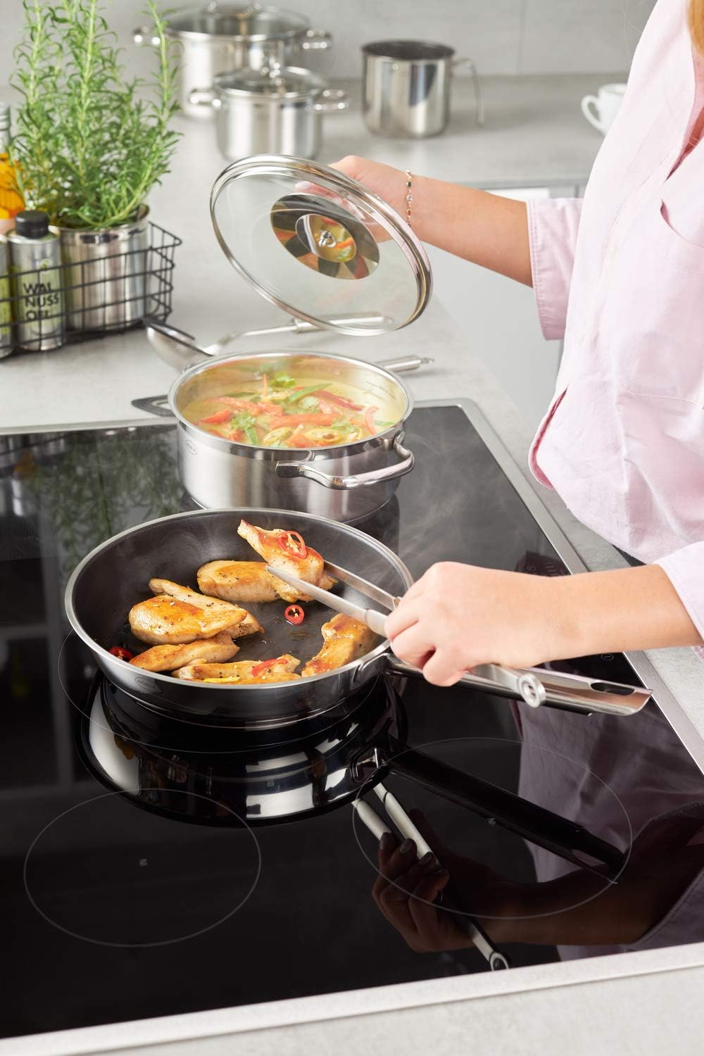 Rösle Elegance Pannenset, 10-delig, Roestvrij staal Over dit item Rösle Elegance, de pannenset van roestvrij staal, bestaat uit: Braadpan (20 cm) en kookpan (16/20/24 cm) inclusief glazen deksel, stoominzet (20 cm), sauspan met steel (16 cm), melkpan (14