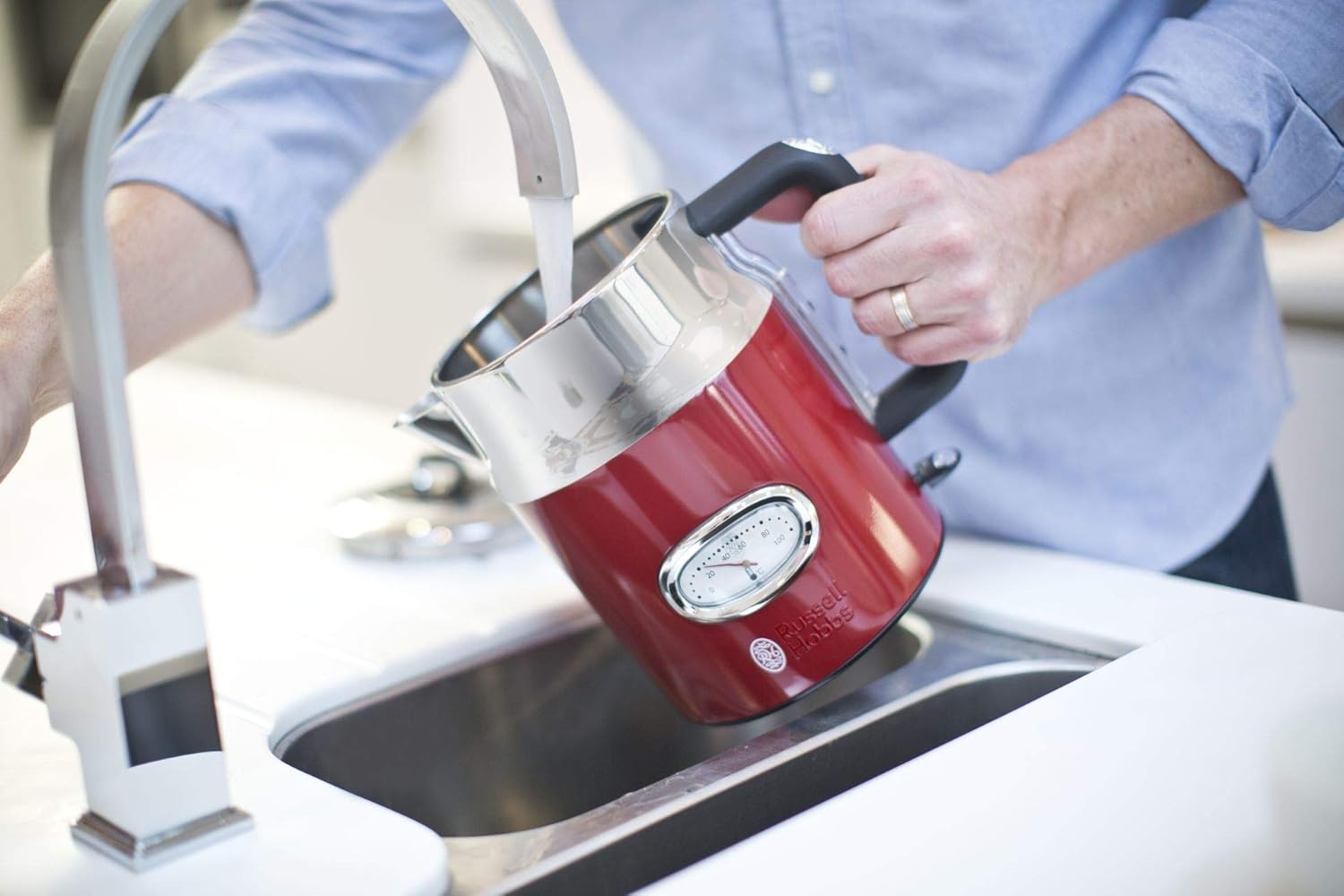 Russell Hobbs Waterkoker retro rood 1,7 l 2400 W snelkook Draadlooz en ideaal voor links- en rechtshandige gebruikers. U kunt vocht op de bodem ontdekken. Dit is normaal en wordt veroorzaakt door de stoom. Electric Kettles €71.99 broodrooster,retro,roestv