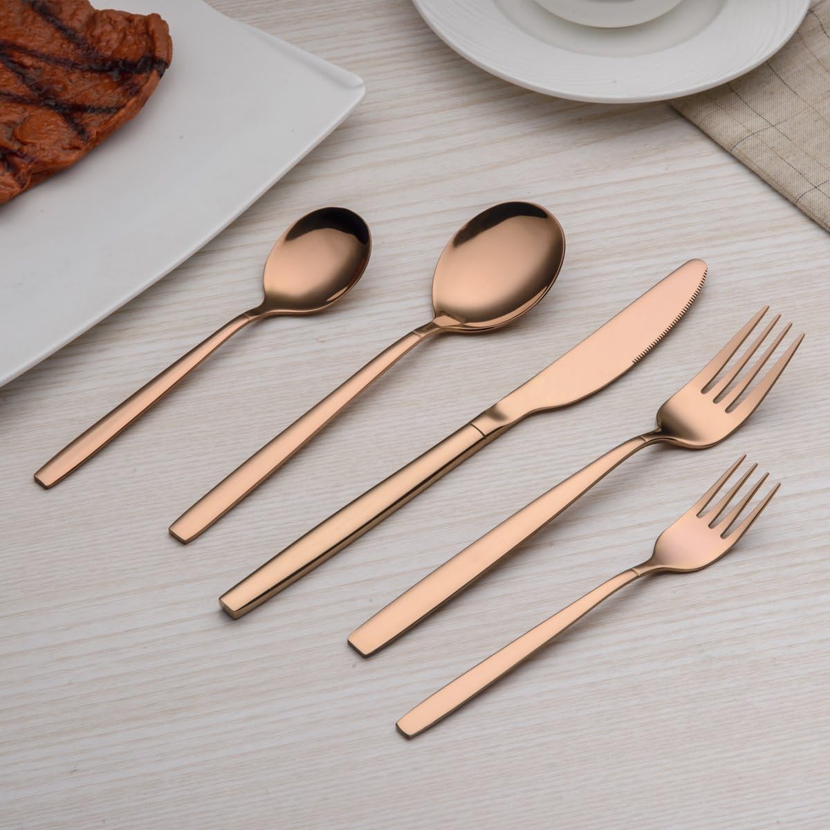 Berglander 30-delige vergulde bestekset glanzend goud Over dit item 30 stuks bevatten: 6 van elk, dinerlepel, dinervork, dinermes, theelepel, theevork Duurzaam, buigt niet; Sterk antiroest, ontwikkeld voor een goede grip voor volwassenen en kinderen. Goed
