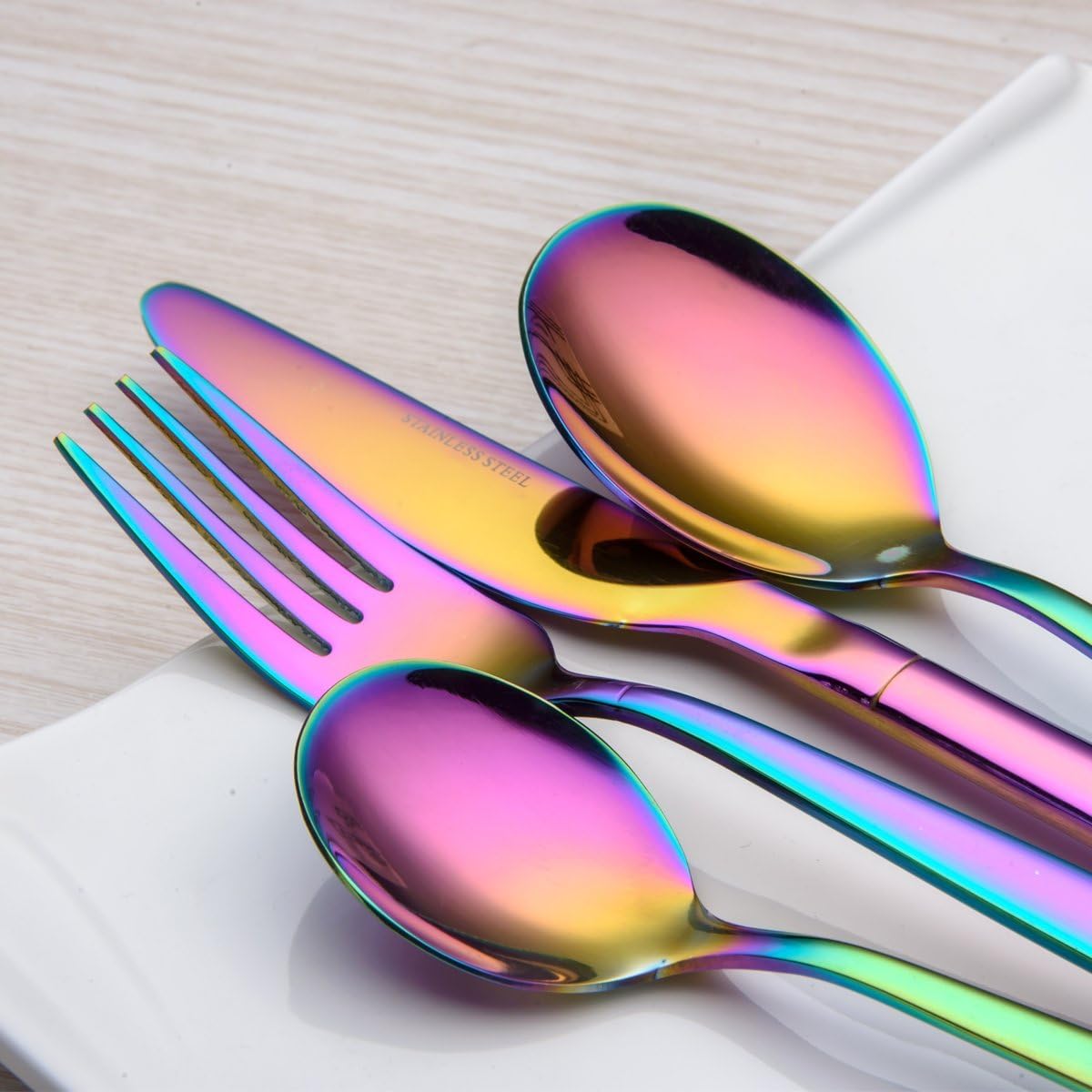 Berglander 30-delige vergulde bestekset glanzend goud Over dit item 30 stuks bevatten: 6 van elk, dinerlepel, dinervork, dinermes, theelepel, theevork Duurzaam, buigt niet; Sterk antiroest, ontwikkeld voor een goede grip voor volwassenen en kinderen. Goed