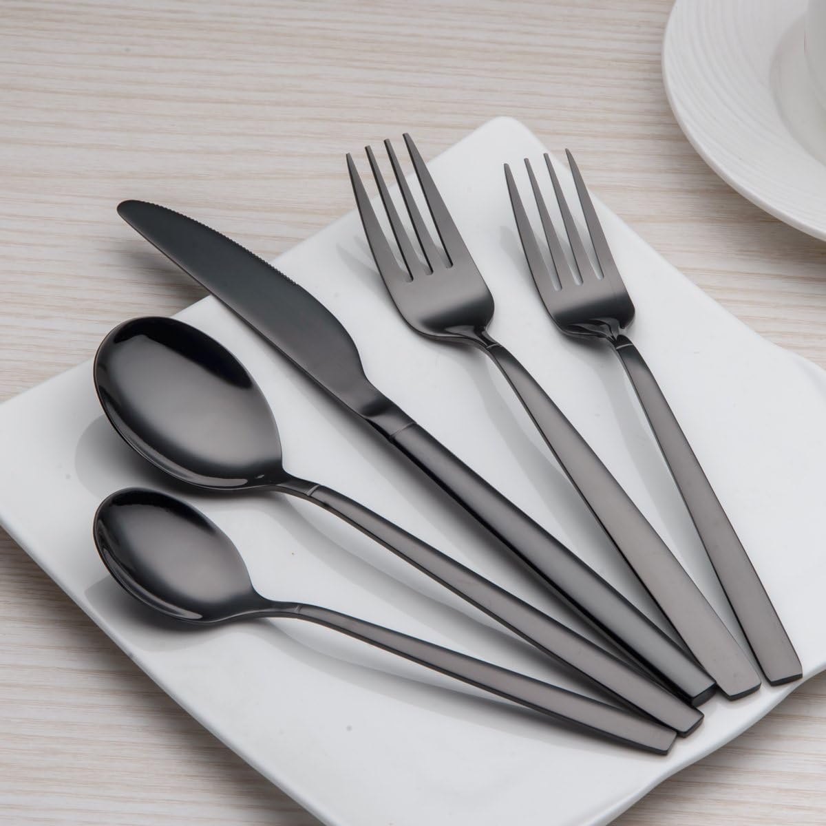 Berglander 30-delige vergulde bestekset glanzend goud Over dit item 30 stuks bevatten: 6 van elk, dinerlepel, dinervork, dinermes, theelepel, theevork Duurzaam, buigt niet; Sterk antiroest, ontwikkeld voor een goede grip voor volwassenen en kinderen. Goed