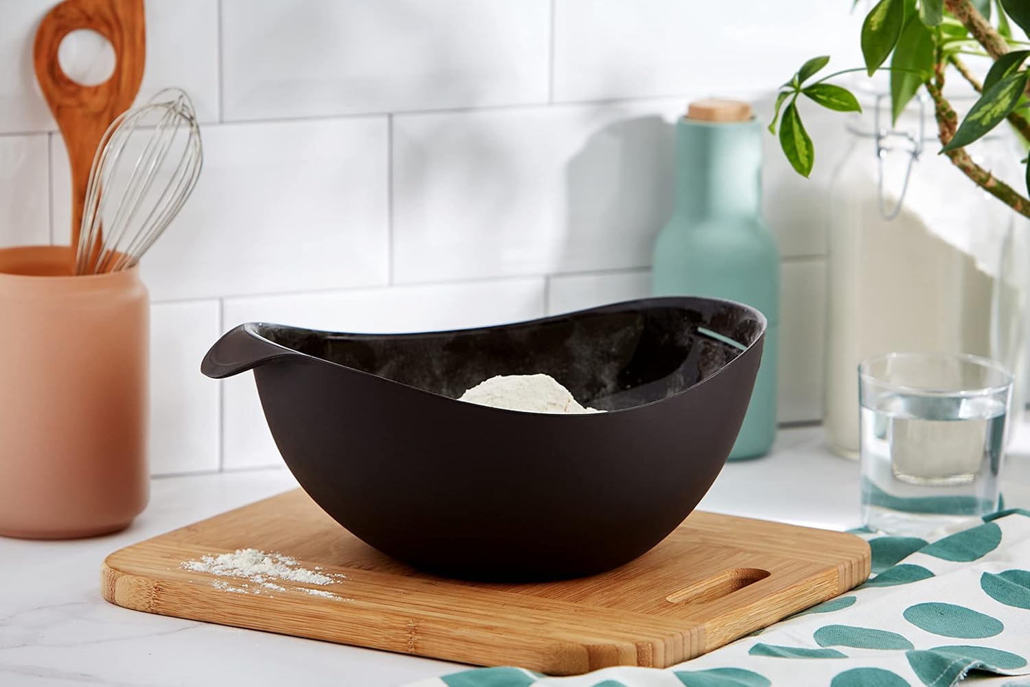 Lekue Bread Maker, broodbakschaal brood silicone bruin wiegen bakken, 600 ml Met de Lekue broodbakmachine wegen, kneden en bakken in slechts één product. Dankzij zijn veelzijdigheid kunt u op een schonere manier brood bakken op de traditionele manier met