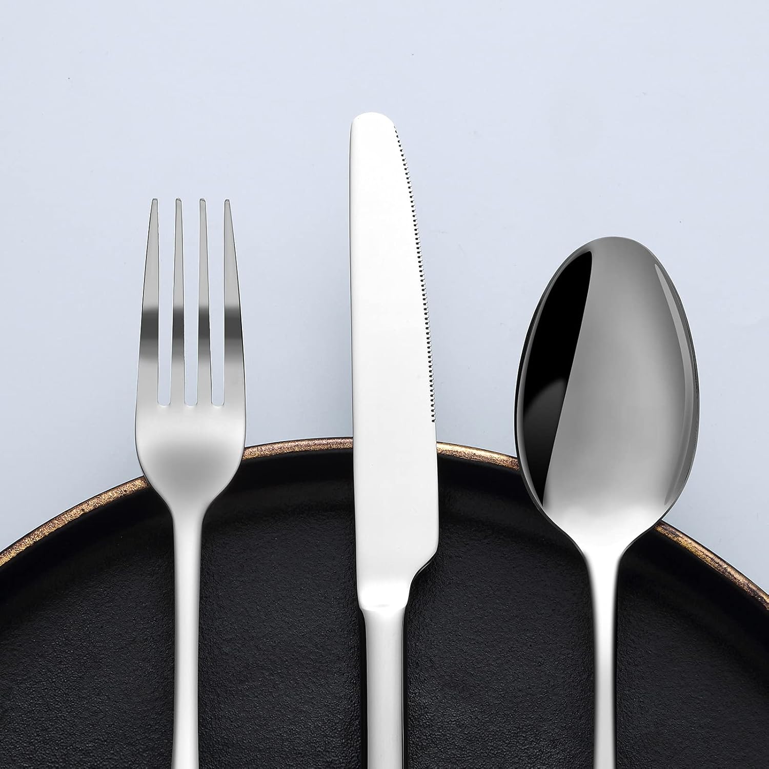 Bestdin Bestekset voor 6 personen 30-delige Over dit item 30-delige bestekset voor 6 personen: Bestdin als 30-delige titanium bestekset zwart bestaat uit 6 messen, 6 eetlepels, 6 tafelvorken, 6 theelepels en 6 dessertvorkjes. Ideaal voor elke formele of c
