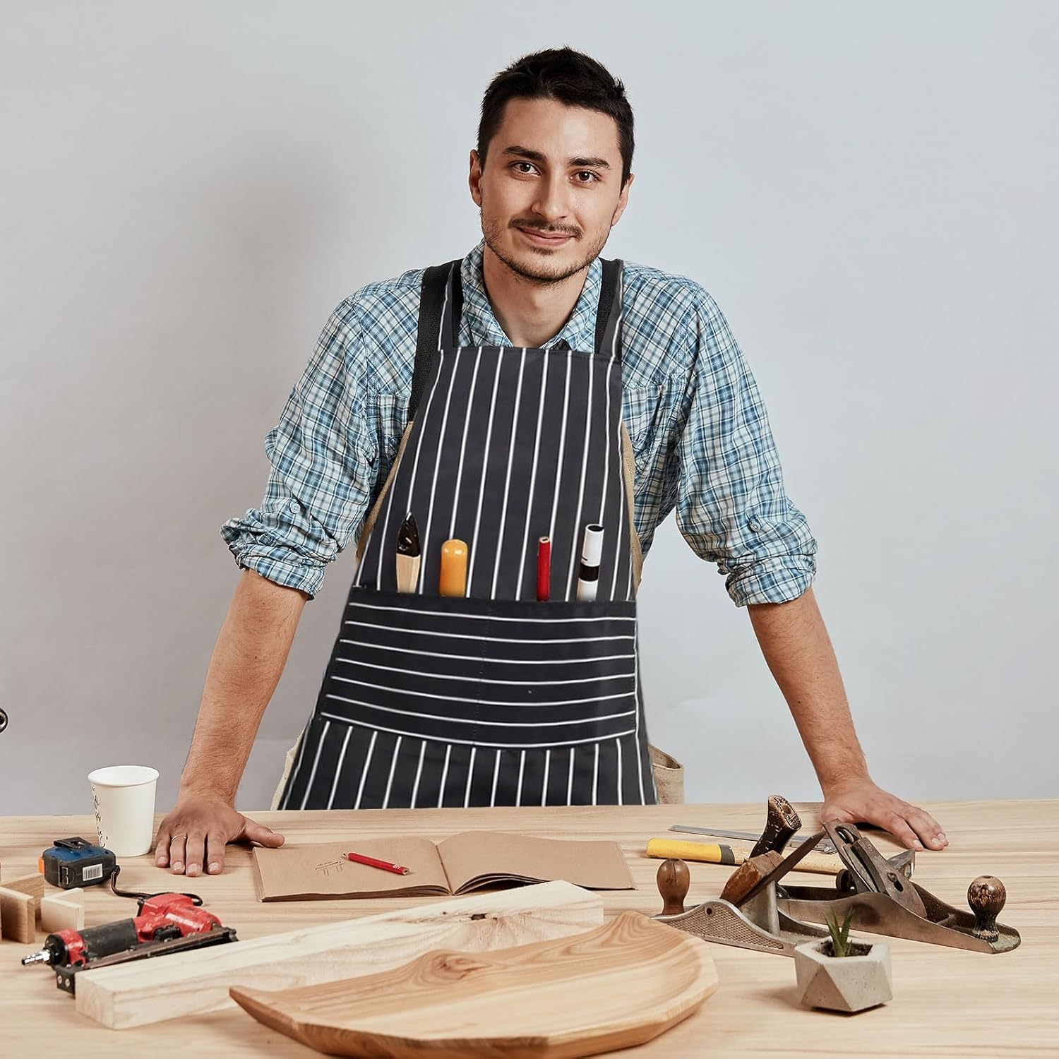 Verstelbare 2 stuks chef-kokschort met zwart-witte strepen Over dit item PAKKETHOEVEELHEID: Je ontvangt 2 zwart-wit gestreepte schorten voor zowel mannen als vrouwen, perfect voor je keuken en professionele behoeften. Verstelbaar ontwerp: het keukenschort