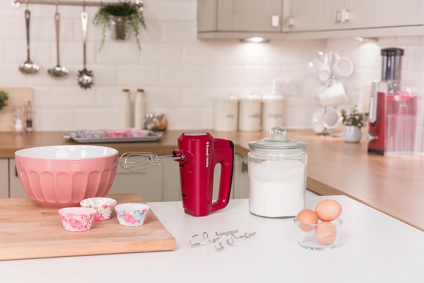 Russell Hobbs Desire Handmixer Rood, 5 Snelheden, Turbofunctie, Incl. 2x Gardes en 2x Deeghaken, 24670-56 5 snelheden en turbofunctie Inclusief 2 verchroomde gardes en 2 verchroomde deeghaken Uitwerpknop voor het eenvoudig en veilig verwijderen van access