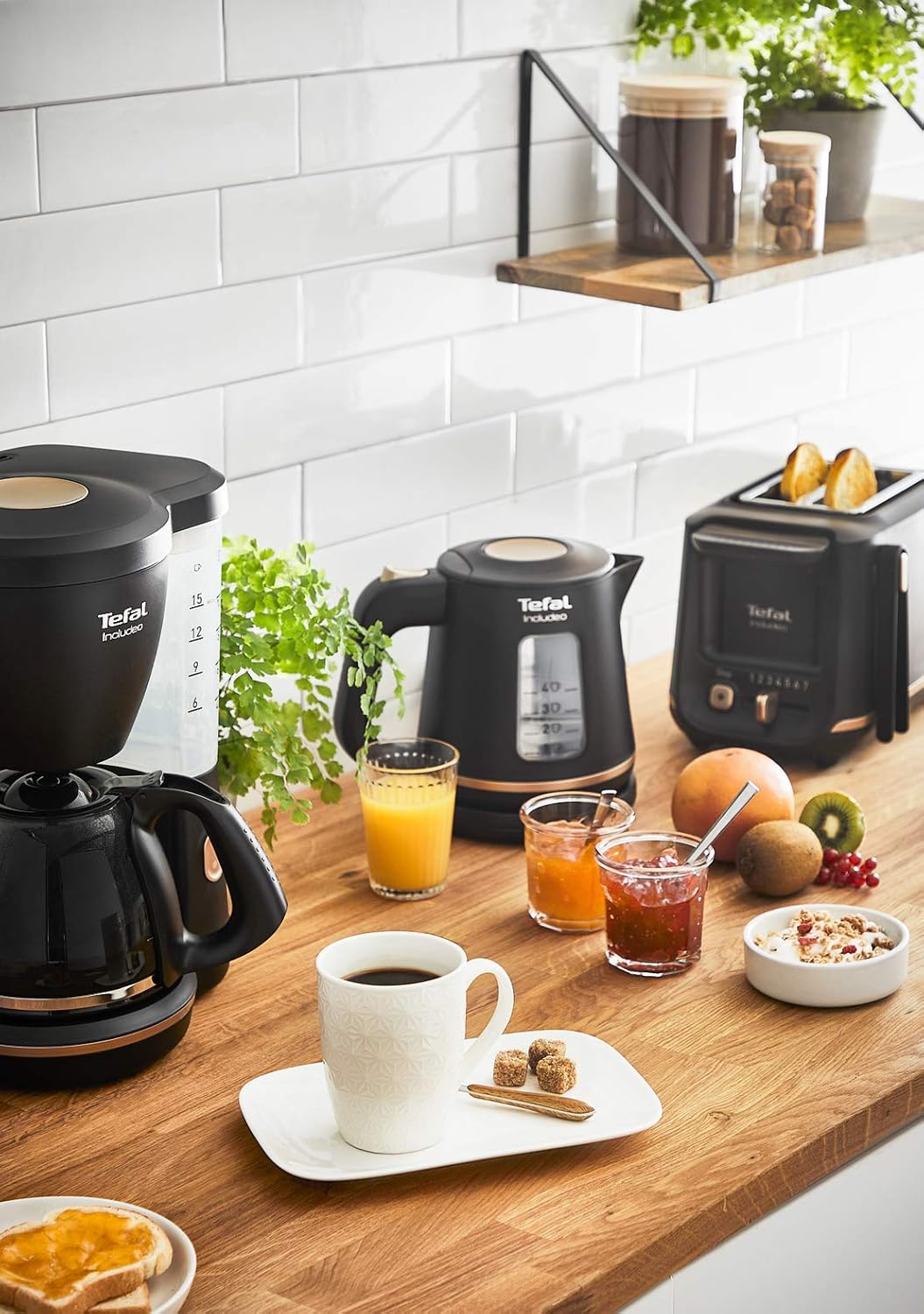 Tefal Includeo waterkoker 1 liter, Anti kalkfilter, Waterniveau indicator, Ruime schenktuit Over dit item De schenktuit maakt gemakkelijk serveren mogenlijk. 1 liter inhoud en matig gewicht voor eenvoudiger gebruik en service. Openen van het deksel door s