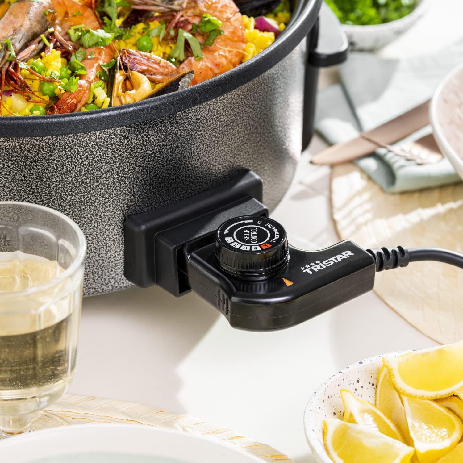 Tristar PZ-9145 Elektrische Hapjespan - Diameter 40 cm Inhoud 7,5 Liter 1500 Watt XXL Capaciteit voor veelzijdig koken: De multifunctionele Tristar grillpan heeft een indrukwekkende diameter van 40 cm en een hoogte van 9 cm, wat voldoende ruimte biedt om