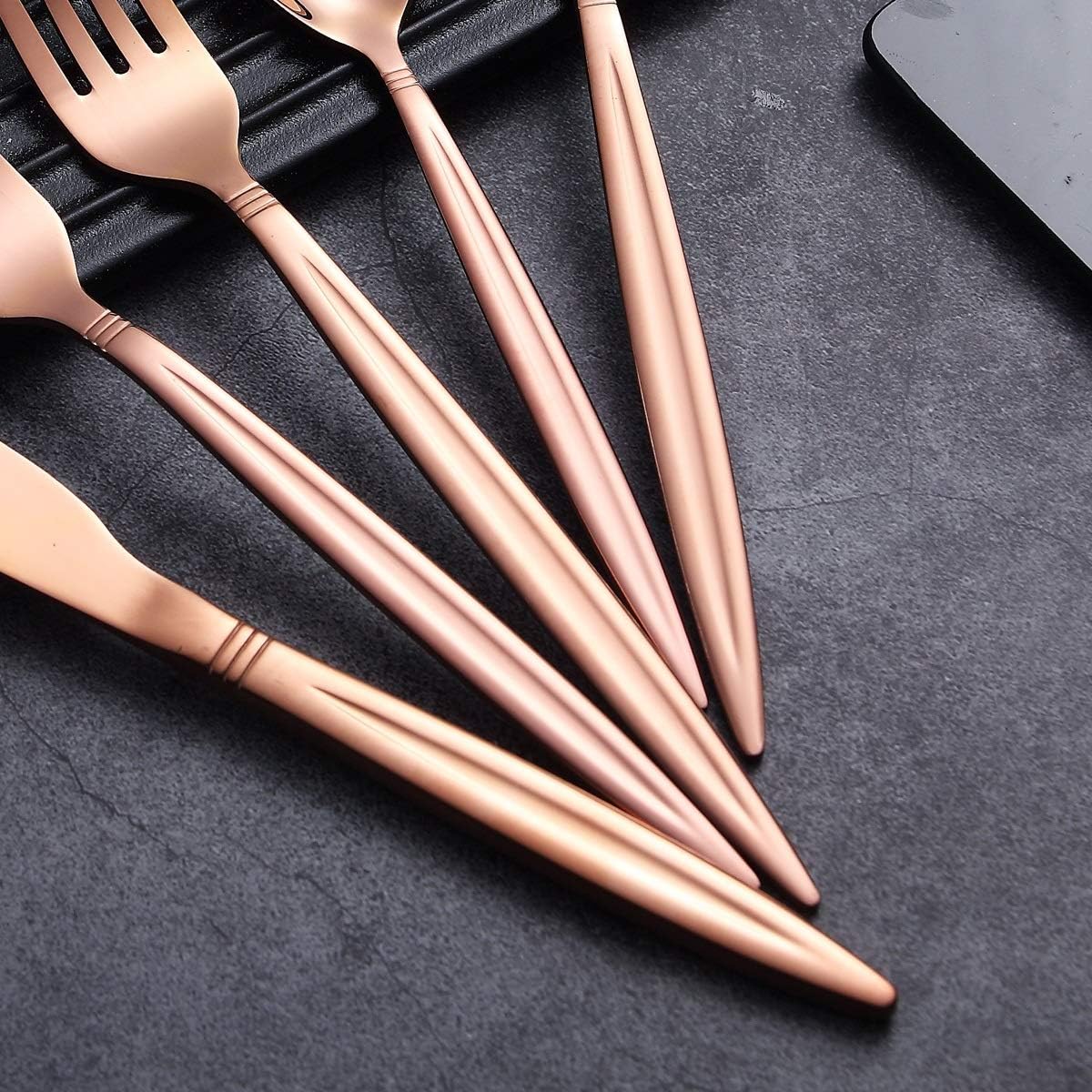 Berglander 30-delige vergulde bestekset glanzend goud Over dit item 30 stuks bevatten: 6 van elk, dinerlepel, dinervork, dinermes, theelepel, theevork Duurzaam, buigt niet; Sterk antiroest, ontwikkeld voor een goede grip voor volwassenen en kinderen. Goed
