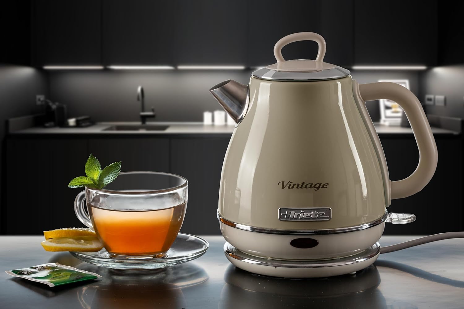 Ariete Vintage waterkoker retro draadlooz 1600 W Over dit item Krachtig: Met een inhoud van 1 liter en een vermogen van 1600 watt kan met deze vintage waterkoker je water in enkele minuten aan de kook worden gebracht om koffie en thee te bereiden. HOOGWAA