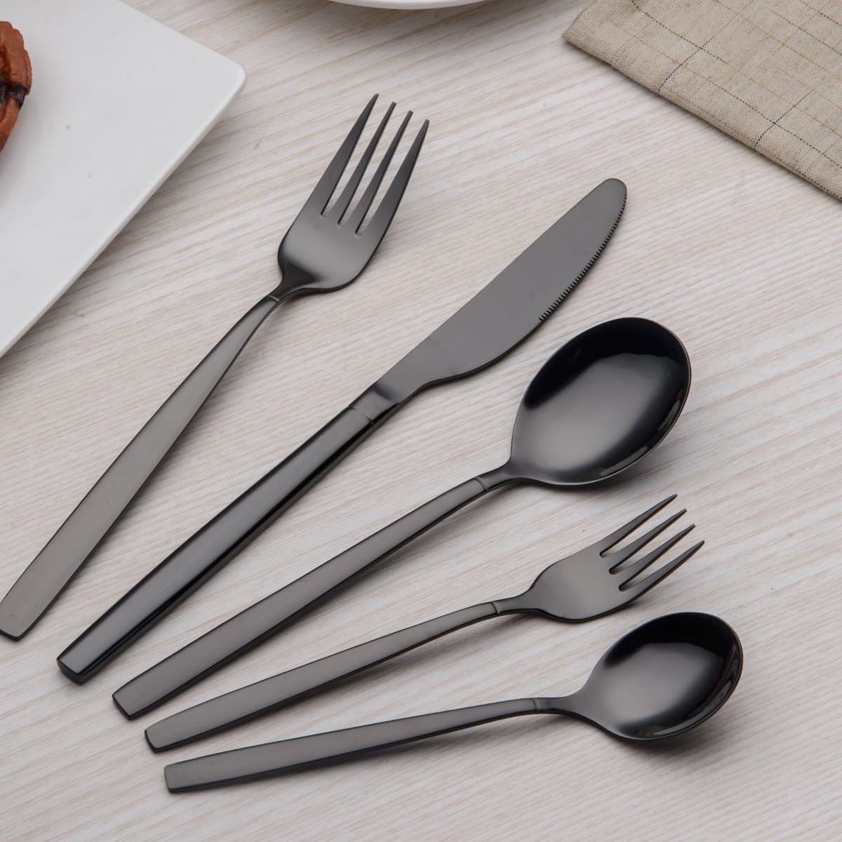 Berglander 30-delige vergulde bestekset glanzend goud Over dit item 30 stuks bevatten: 6 van elk, dinerlepel, dinervork, dinermes, theelepel, theevork Duurzaam, buigt niet; Sterk antiroest, ontwikkeld voor een goede grip voor volwassenen en kinderen. Goed