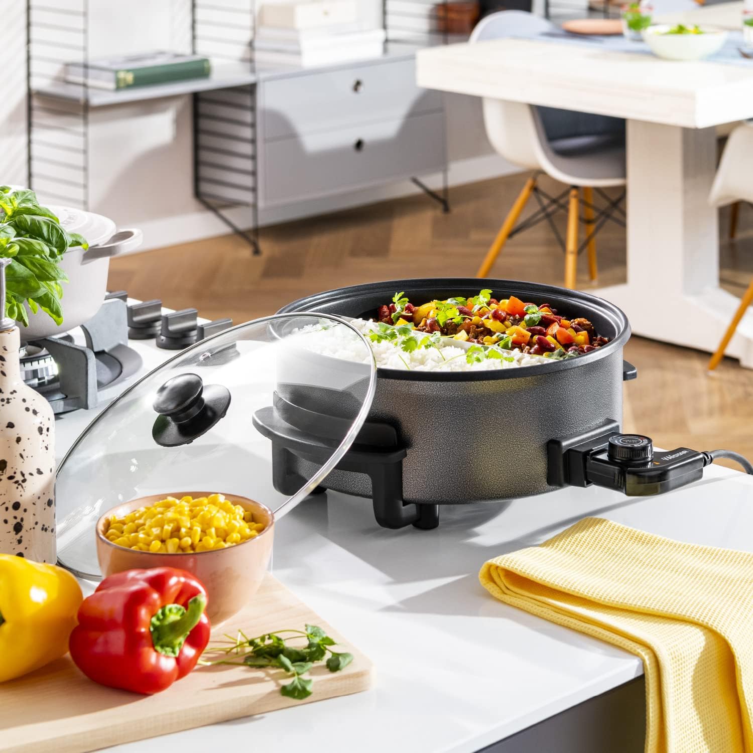Tristar PZ-9145 Elektrische Hapjespan - Diameter 40 cm Inhoud 7,5 Liter 1500 Watt XXL Capaciteit voor veelzijdig koken: De multifunctionele Tristar grillpan heeft een indrukwekkende diameter van 40 cm en een hoogte van 9 cm, wat voldoende ruimte biedt om