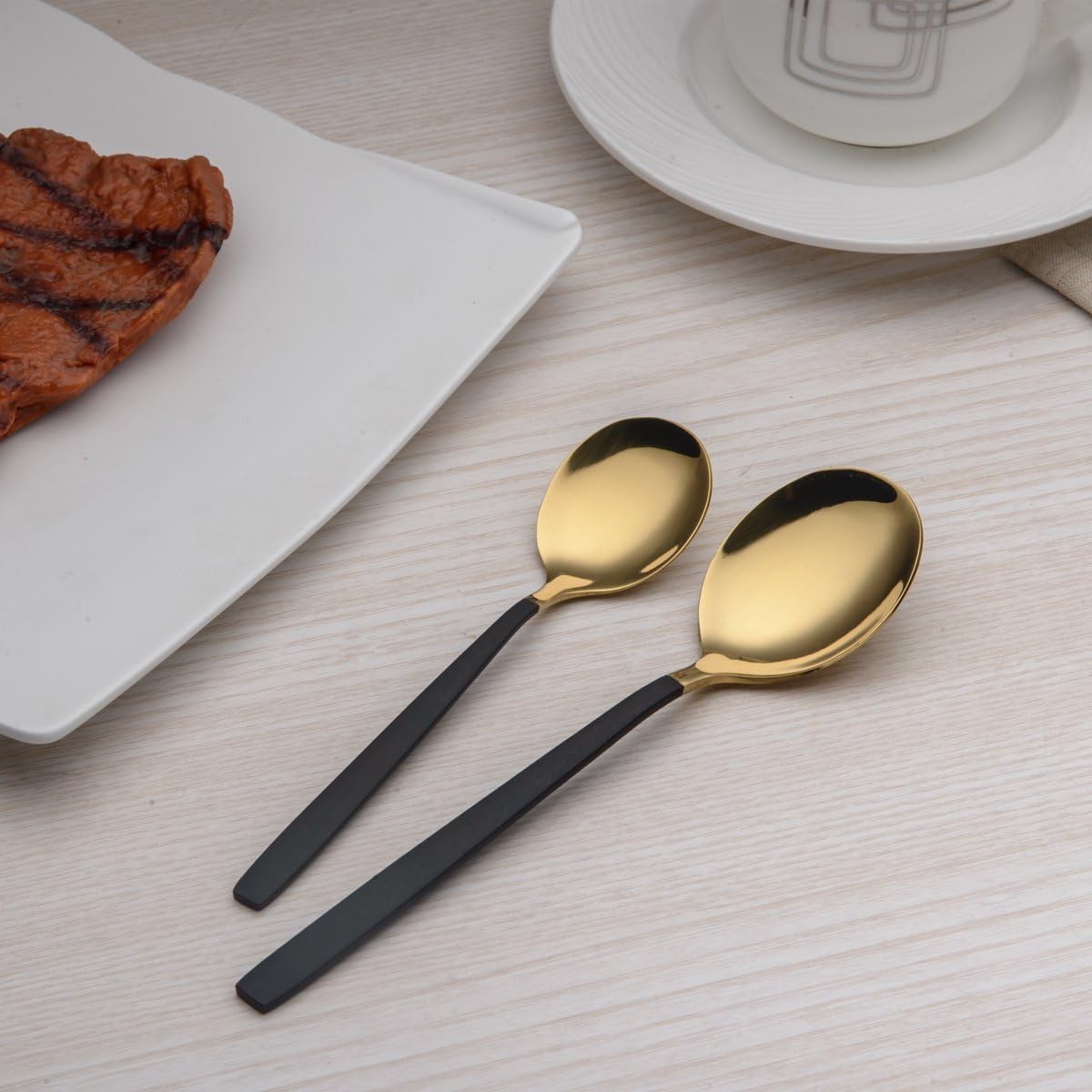 Berglander 30-delige vergulde bestekset glanzend goud Over dit item 30 stuks bevatten: 6 van elk, dinerlepel, dinervork, dinermes, theelepel, theevork Duurzaam, buigt niet; Sterk antiroest, ontwikkeld voor een goede grip voor volwassenen en kinderen. Goed