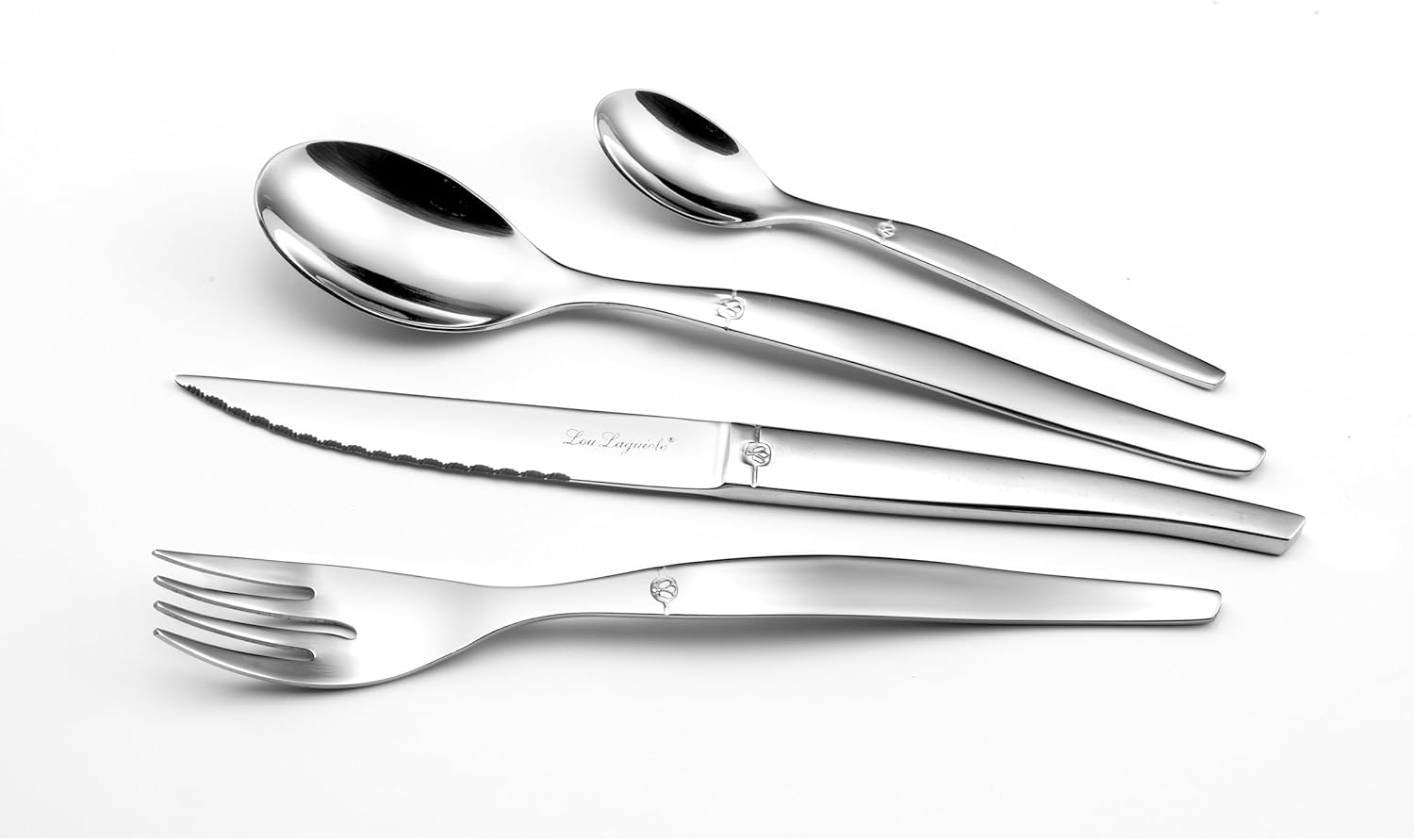 Lou Laguiole - Jet - Bestekset 24 delig Frans design Luxe bestekset voor 6 personen 18/0 edelstaal High Gloss Polished › Meer productgegevens bekijken Merk Lou Laguiole Aantal items 24 Materiaal Roestvrij staal Kleur Staal Instructies voor productverzorgi