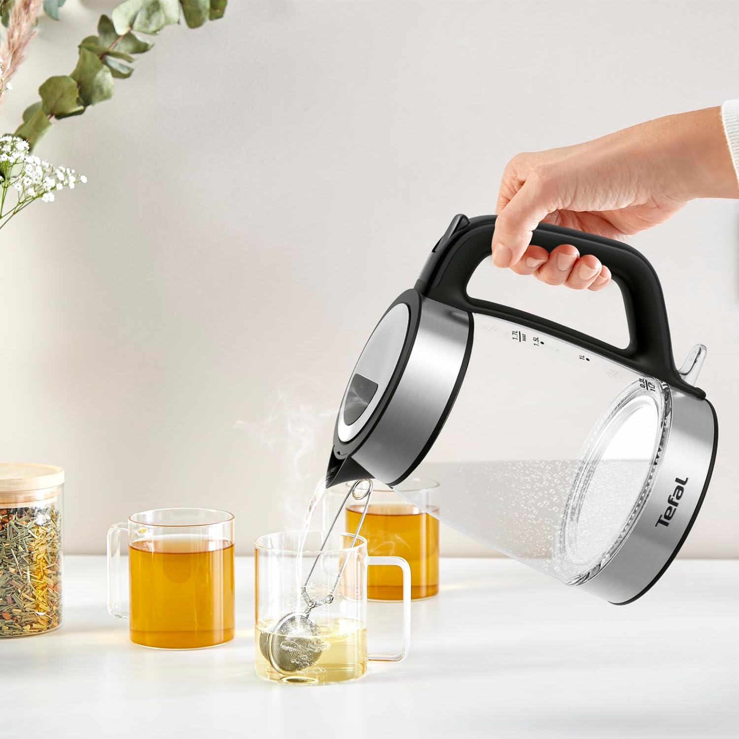 Tefal Glas elektrische waterkoker, maatstrepen, 1,7 liter Over dit item TRANSPARANTE WATERKOKER: Dankzij het transparante glazen ontwerp met maatstrepen kan je de preciese hoeveelheid water vullen die je nodig hebt - inclusief een aanduiding voor 1 kopje.
