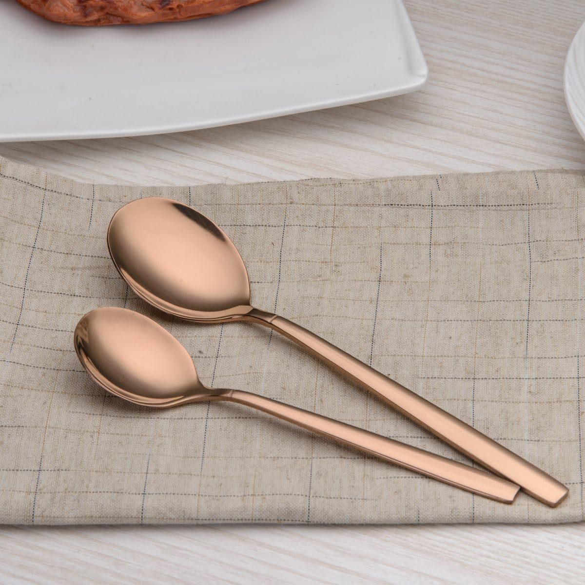 Berglander 30-delige vergulde bestekset glanzend goud Over dit item 30 stuks bevatten: 6 van elk, dinerlepel, dinervork, dinermes, theelepel, theevork Duurzaam, buigt niet; Sterk antiroest, ontwikkeld voor een goede grip voor volwassenen en kinderen. Goed