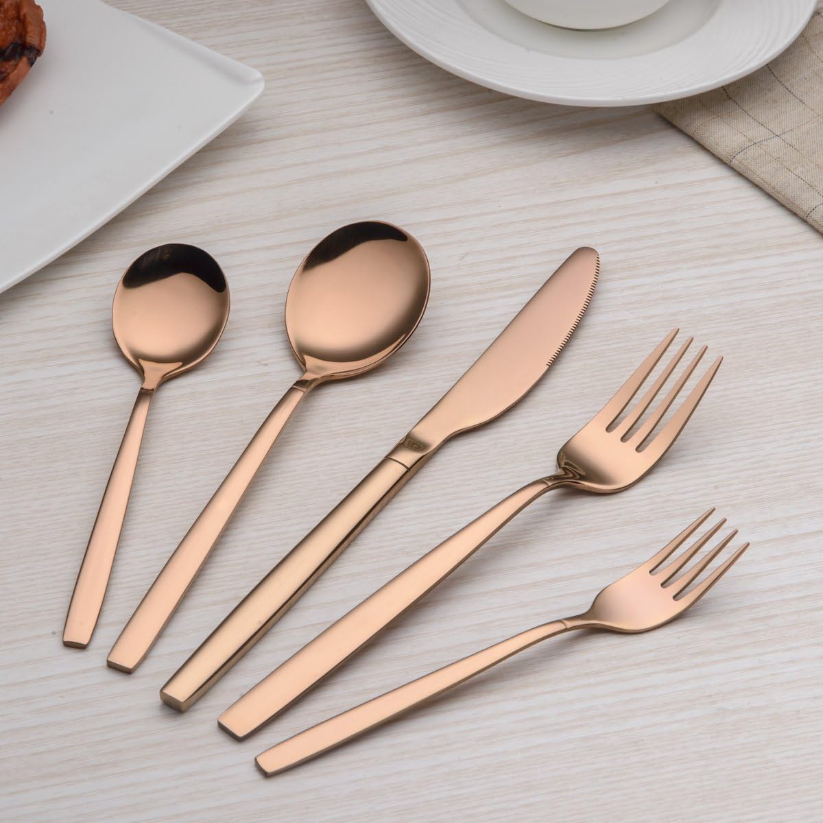 Berglander 30-delige vergulde bestekset glanzend goud Over dit item 30 stuks bevatten: 6 van elk, dinerlepel, dinervork, dinermes, theelepel, theevork Duurzaam, buigt niet; Sterk antiroest, ontwikkeld voor een goede grip voor volwassenen en kinderen. Goed