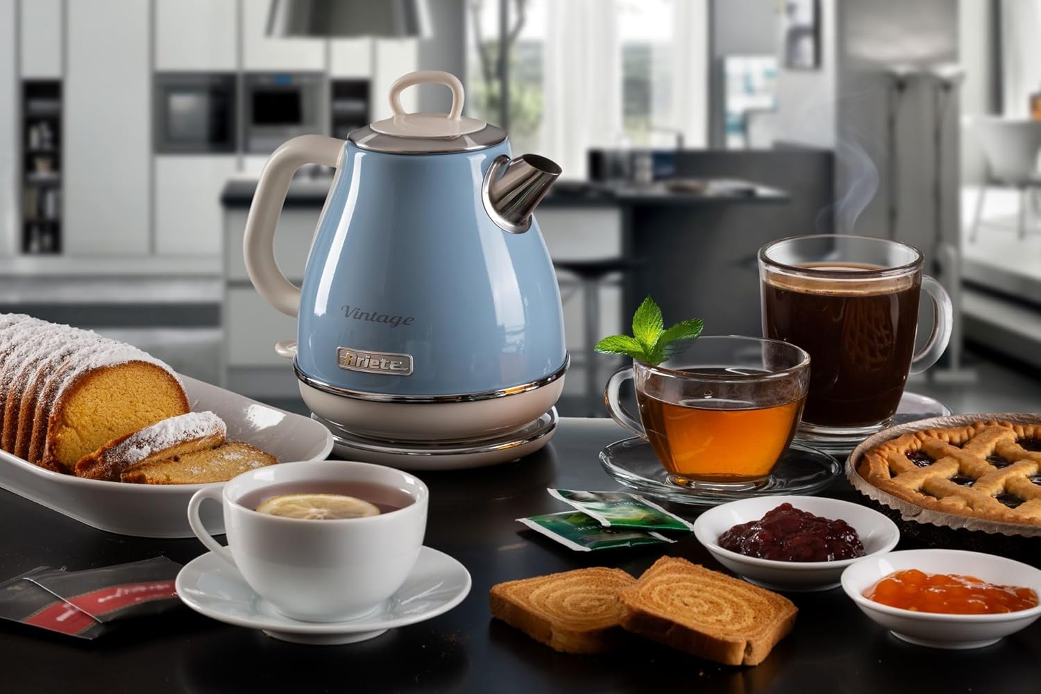 Ariete Vintage waterkoker retro draadlooz 1600 W Over dit item Krachtig: Met een inhoud van 1 liter en een vermogen van 1600 watt kan met deze vintage waterkoker je water in enkele minuten aan de kook worden gebracht om koffie en thee te bereiden. HOOGWAA