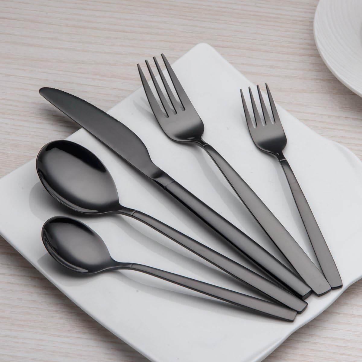 Berglander 30-delige vergulde bestekset glanzend goud Over dit item 30 stuks bevatten: 6 van elk, dinerlepel, dinervork, dinermes, theelepel, theevork Duurzaam, buigt niet; Sterk antiroest, ontwikkeld voor een goede grip voor volwassenen en kinderen. Goed