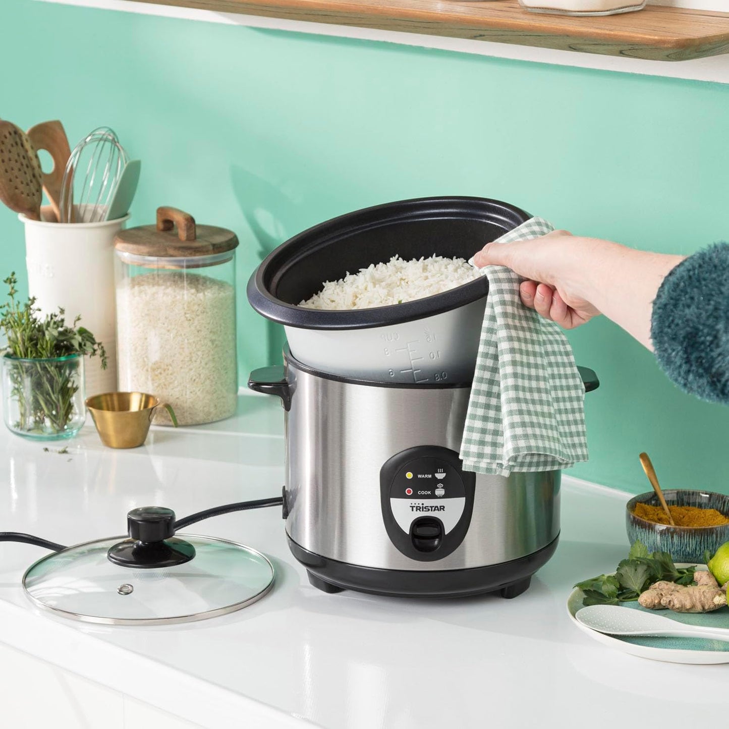 Tristar Rijstkoker – 2.2 liter – warmhoudfunctie - Silver Over dit item Mini rijstkoker met een inhoud van 0,6 liter voor 3 porties rijst. Lengte netsnoer (m): 1,1 m. Diameter: 17 cm Veilig in gebruik dankzij droogkookbeveiliging Zachte en heerlijke rijst