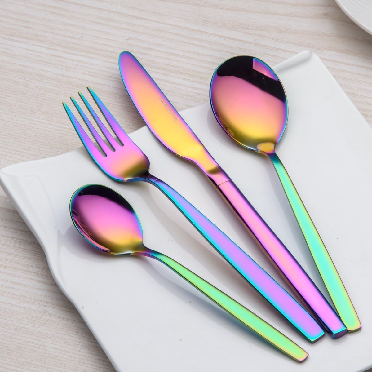 Berglander 30-delige vergulde bestekset glanzend goud Over dit item 30 stuks bevatten: 6 van elk, dinerlepel, dinervork, dinermes, theelepel, theevork Duurzaam, buigt niet; Sterk antiroest, ontwikkeld voor een goede grip voor volwassenen en kinderen. Goed