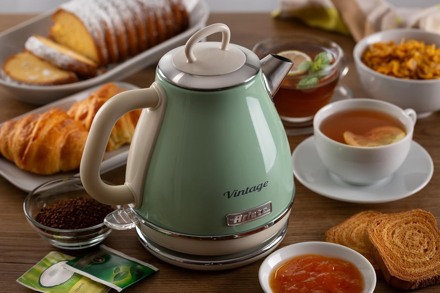 Ariete Vintage waterkoker retro draadlooz 1600 W Over dit item Krachtig: Met een inhoud van 1 liter en een vermogen van 1600 watt kan met deze vintage waterkoker je water in enkele minuten aan de kook worden gebracht om koffie en thee te bereiden. HOOGWAA