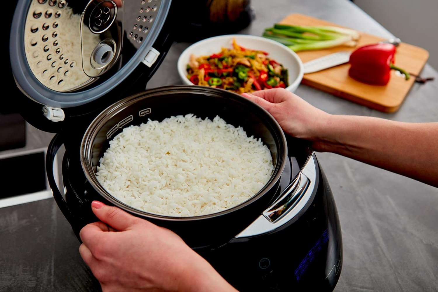 Yum Asia Sakura rijstkoker met keramische kom Over dit item PERFECTE RIJST MET EEN DRUK OP DE KNOP - Instellingen voor wit / langkorrelig, kortkorrelig / sushi en zilvervliesrijst met behulp van 7 verschillende kookfasen om automatisch de beste smaak, tex