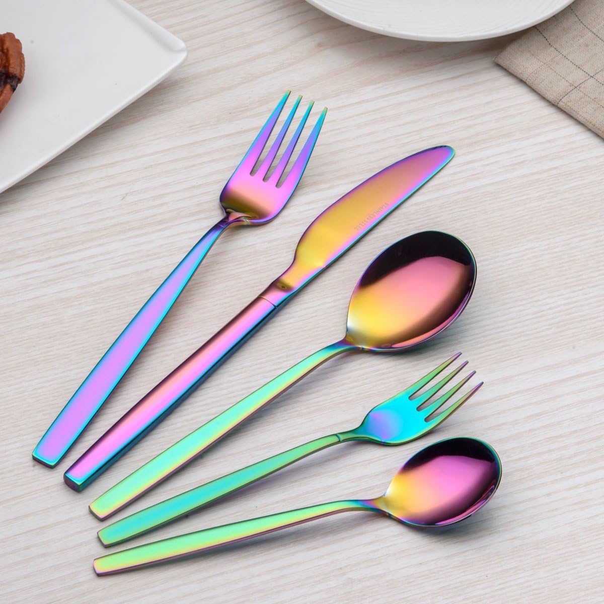 Berglander 30-delige vergulde bestekset glanzend goud Over dit item 30 stuks bevatten: 6 van elk, dinerlepel, dinervork, dinermes, theelepel, theevork Duurzaam, buigt niet; Sterk antiroest, ontwikkeld voor een goede grip voor volwassenen en kinderen. Goed