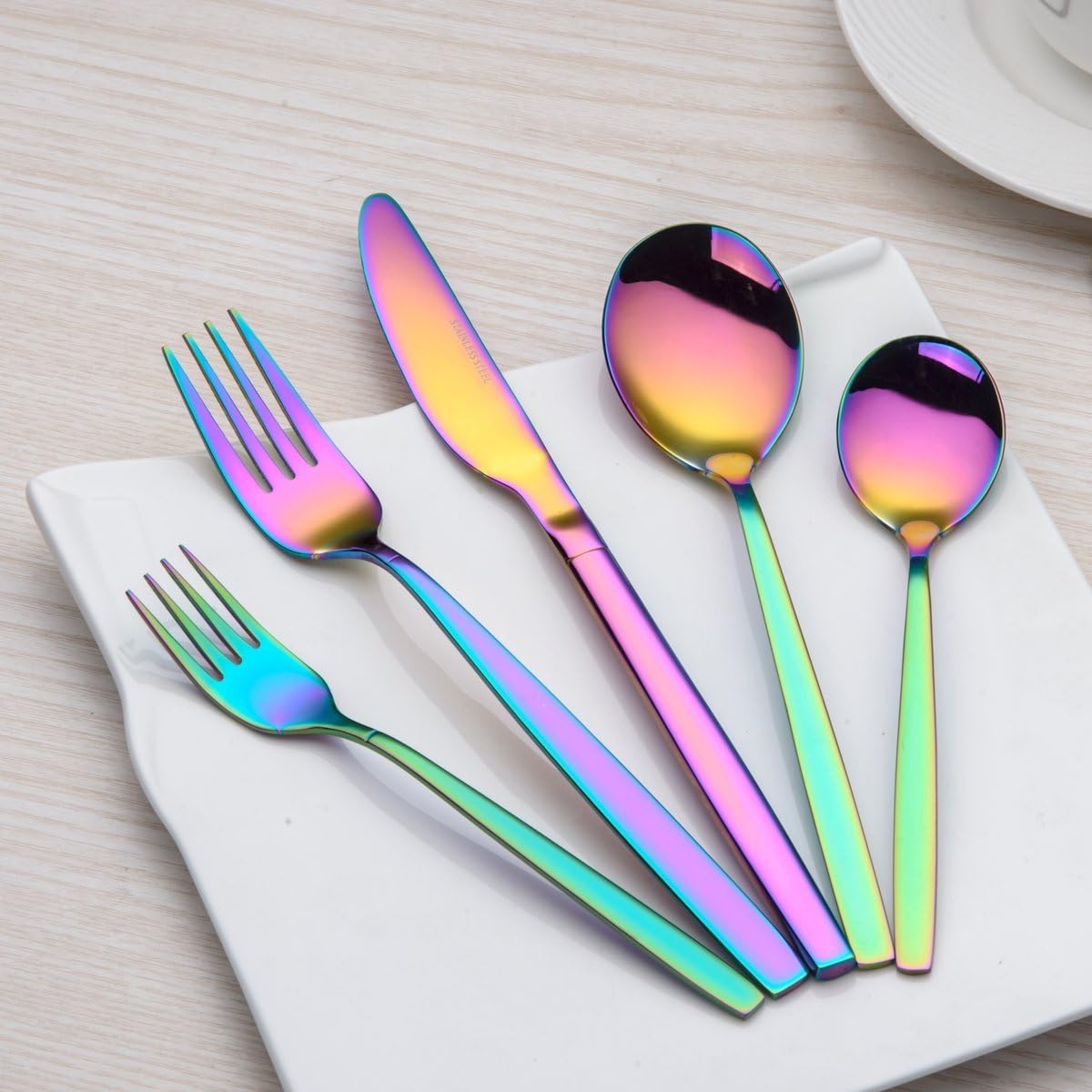 Berglander 30-delige vergulde bestekset glanzend goud Over dit item 30 stuks bevatten: 6 van elk, dinerlepel, dinervork, dinermes, theelepel, theevork Duurzaam, buigt niet; Sterk antiroest, ontwikkeld voor een goede grip voor volwassenen en kinderen. Goed