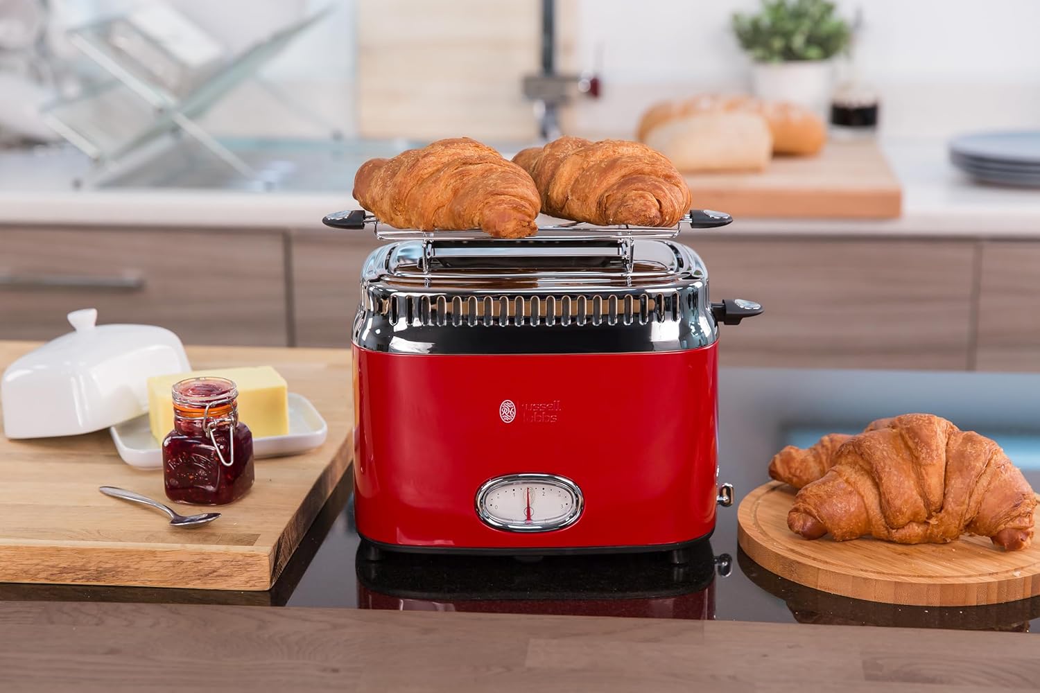 Russell Hobbs Waterkoker retro rood 1,7 l 2400 W snelkook Draadlooz en ideaal voor links- en rechtshandige gebruikers. U kunt vocht op de bodem ontdekken. Dit is normaal en wordt veroorzaakt door de stoom. Electric Kettles €71.99 broodrooster,retro,roestv