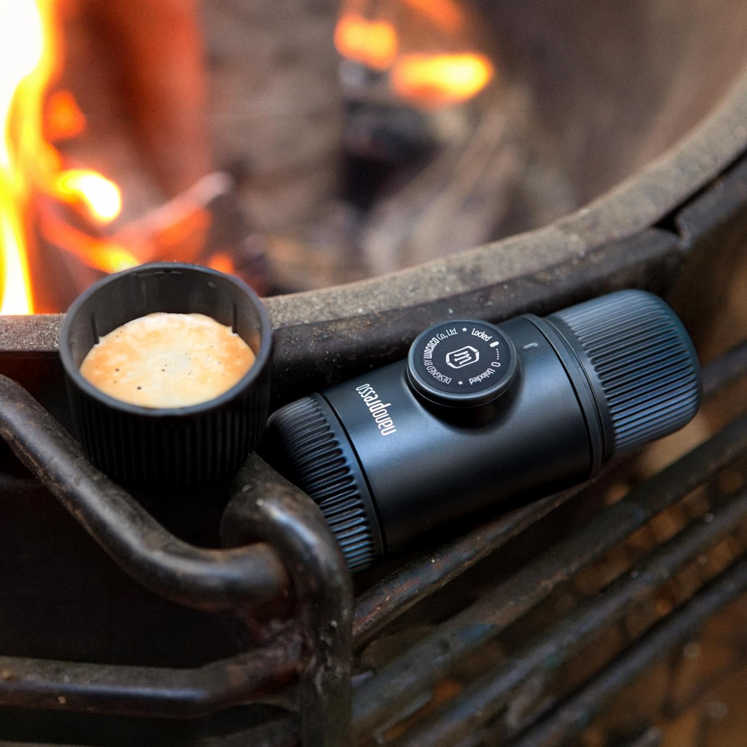 WACACO Nanopresso Draagbaar Espressomachine Over dit item Het bereiken van de perfecte espresso-opname is verre van eenvoudig. De Nanopresso werkt het beste met fijngemalen koffie die hard wordt aangedrukt. Dankzij de innovatieve constructie en eenvoudige