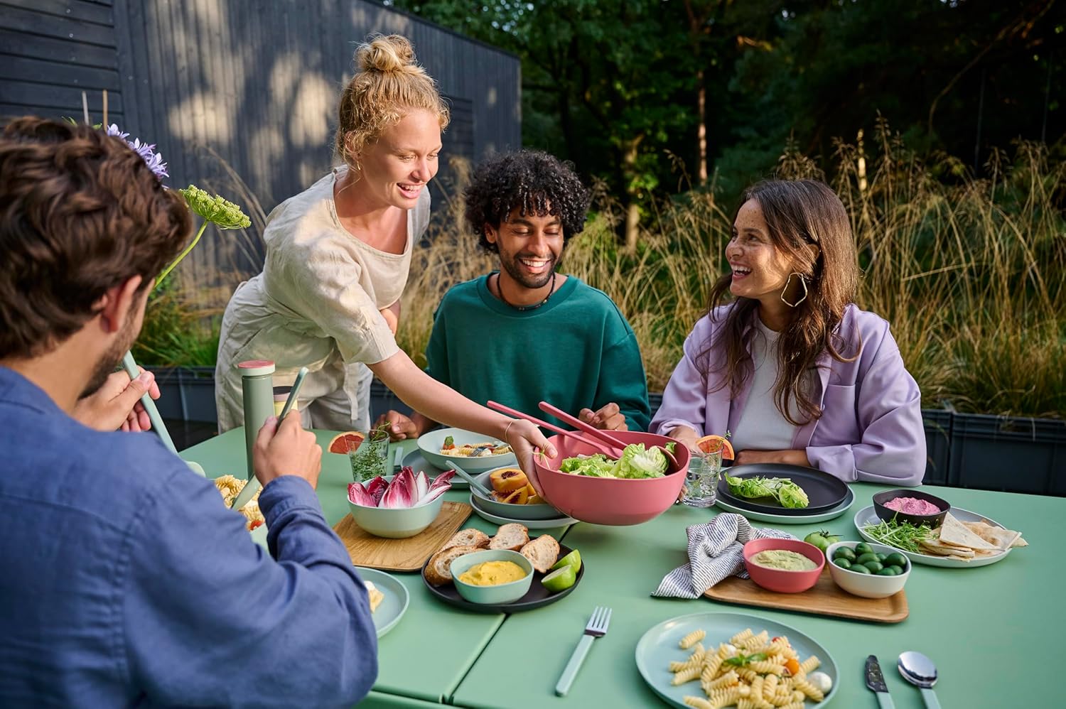 Saladebestek Silueta 2-delig - Nordic sage Over dit item MULTIFUNCTIONEEL: het slabestek uit de lijn Silueta ligt goed in de hand. Dankzij de brede vorm kun je grote hoeveelheden scheppen, zonder dat de salade wordt samengedrukt. Licht en robuust: alle Si