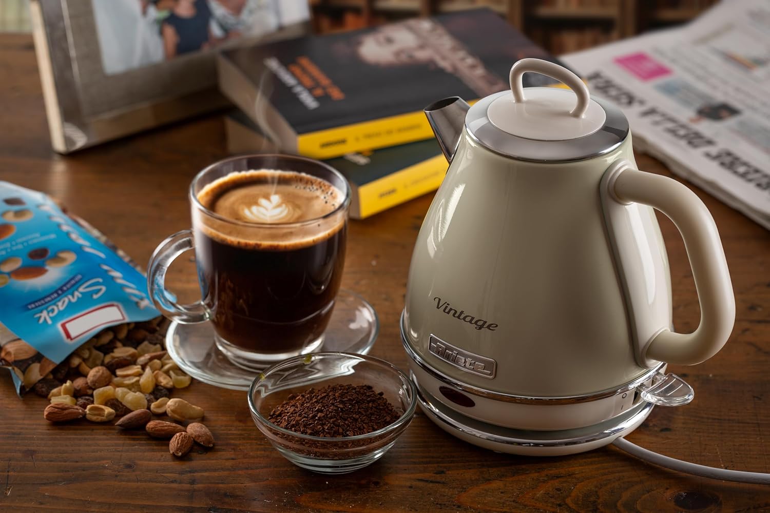 Ariete Vintage waterkoker retro draadlooz 1600 W Over dit item Krachtig: Met een inhoud van 1 liter en een vermogen van 1600 watt kan met deze vintage waterkoker je water in enkele minuten aan de kook worden gebracht om koffie en thee te bereiden. HOOGWAA